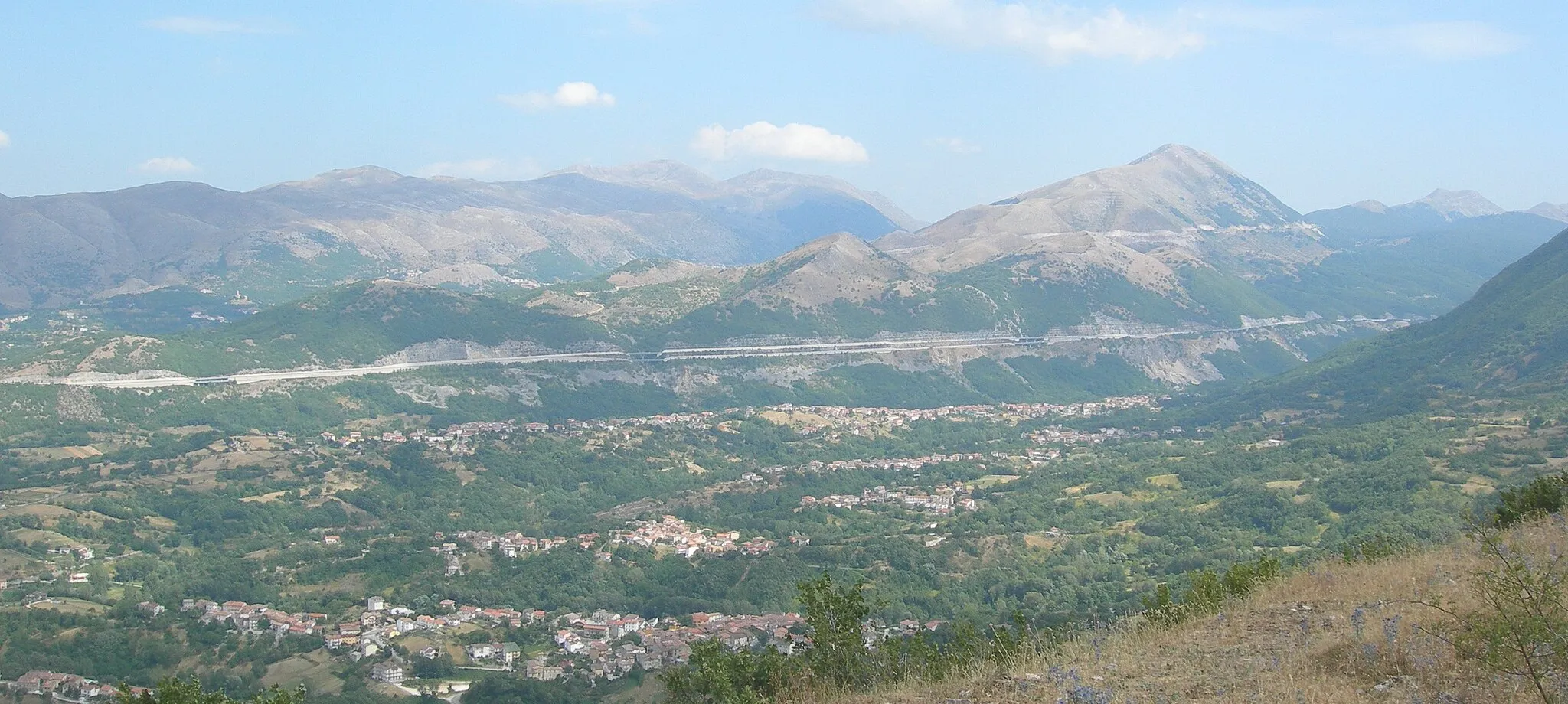 Photo showing: La vallata di Tornimparte vista da Castiglione