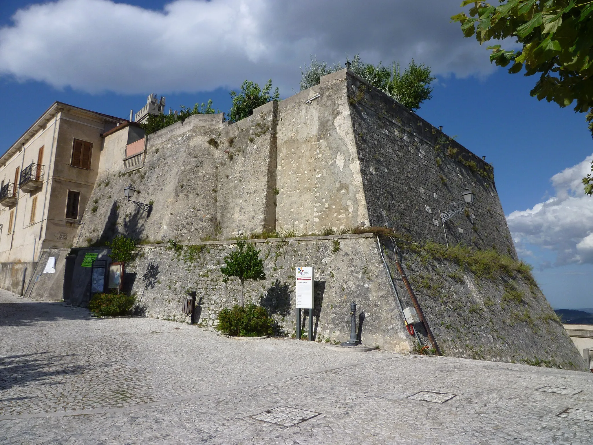 Photo showing: Baglioni palace, Civitella Messer Raimondo, province of Chieti, Abruzzo, Italy