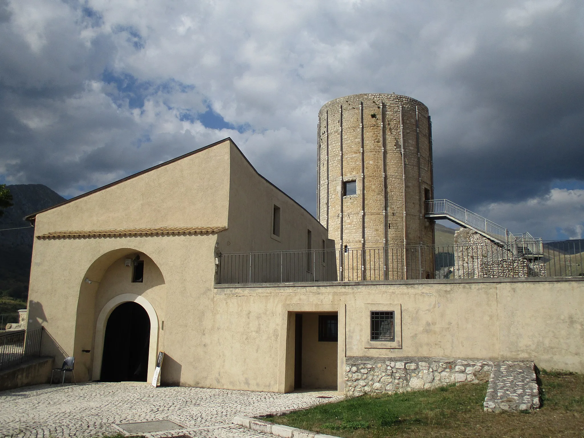 Photo showing: Sala Filippo Angelitti e torre medievale