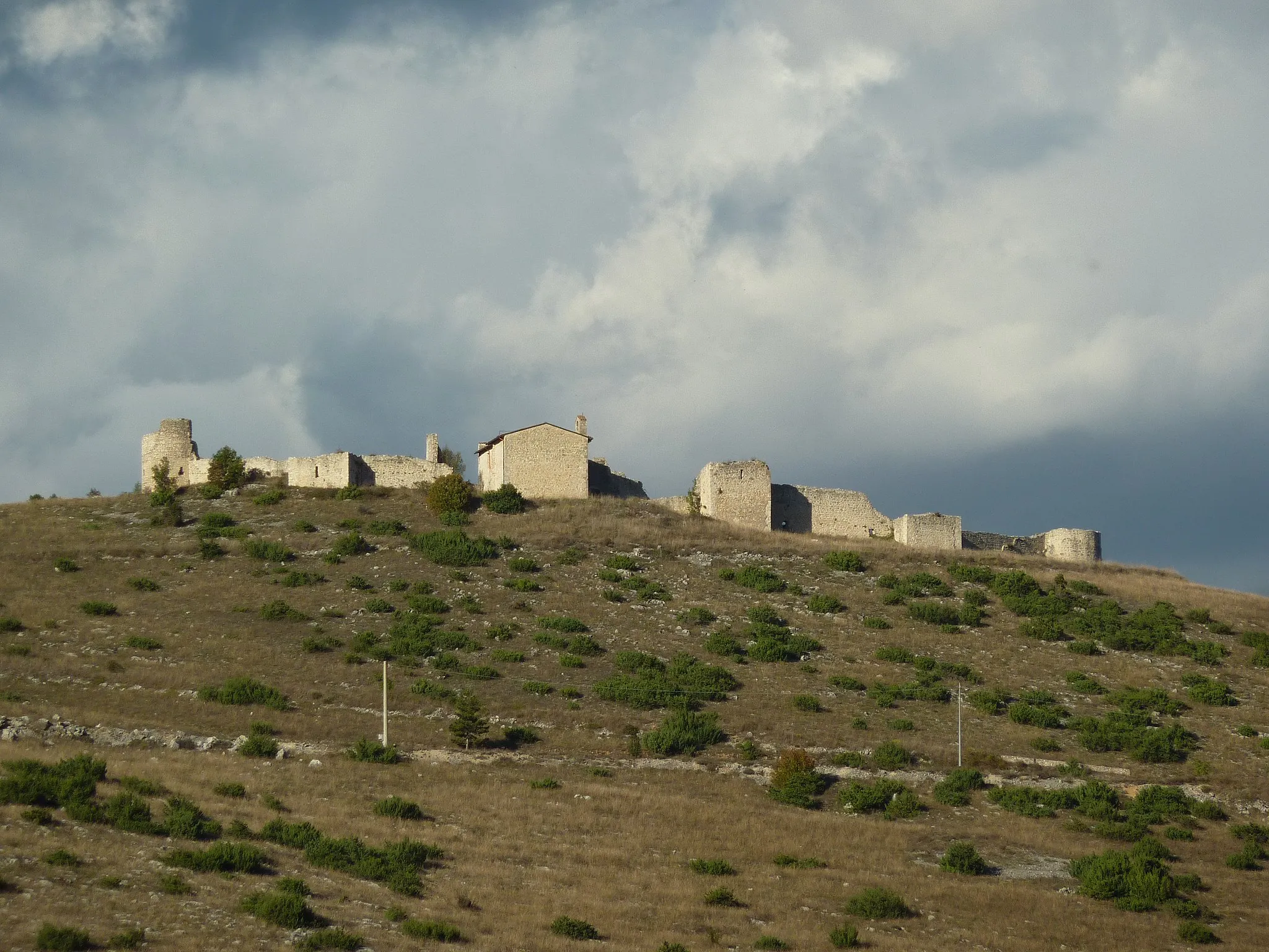 Photo showing: Sant'Eusanio Forconese (AQ): castello