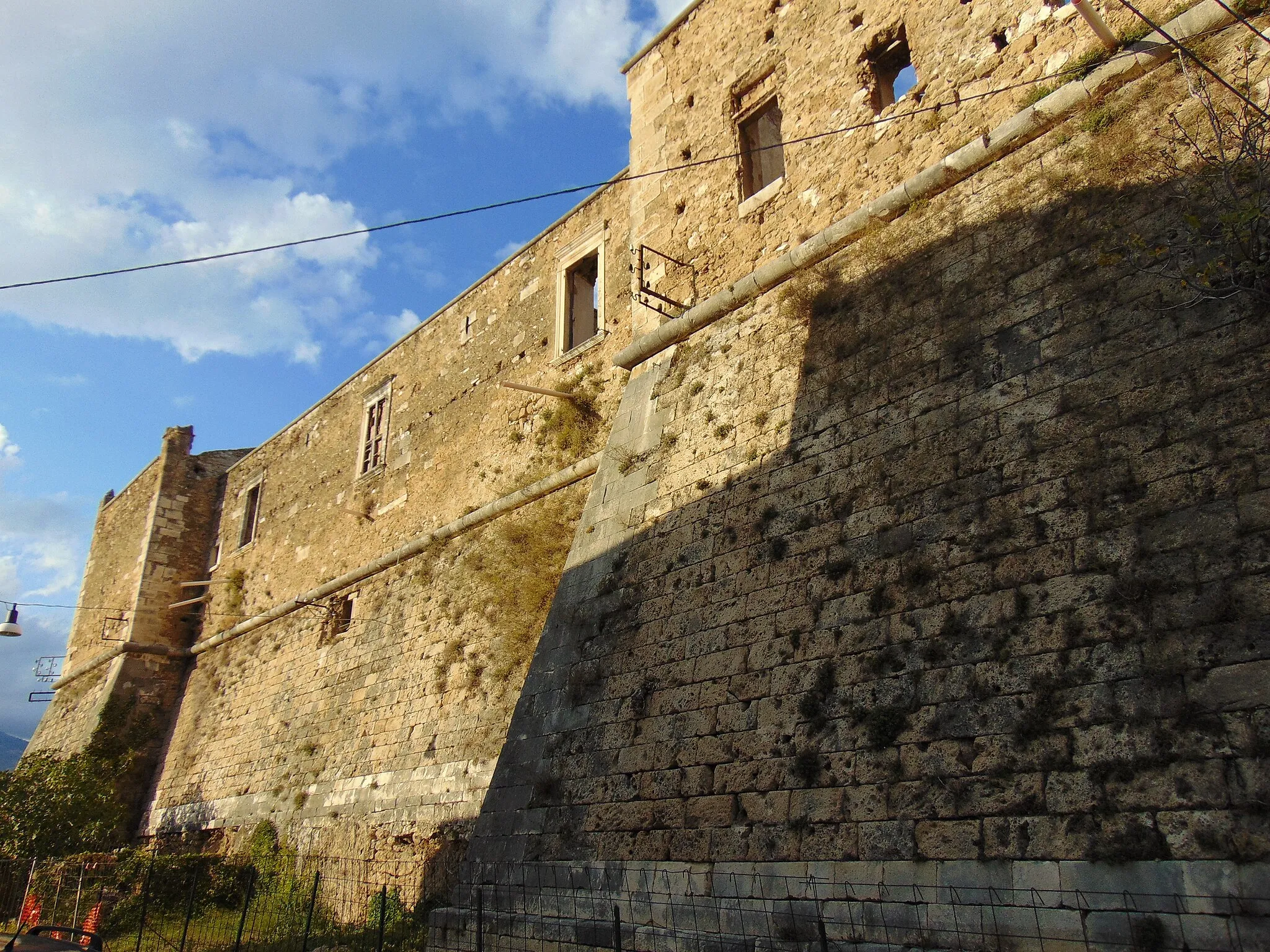Photo showing: Castello Caracciolo - Facciata sinistra