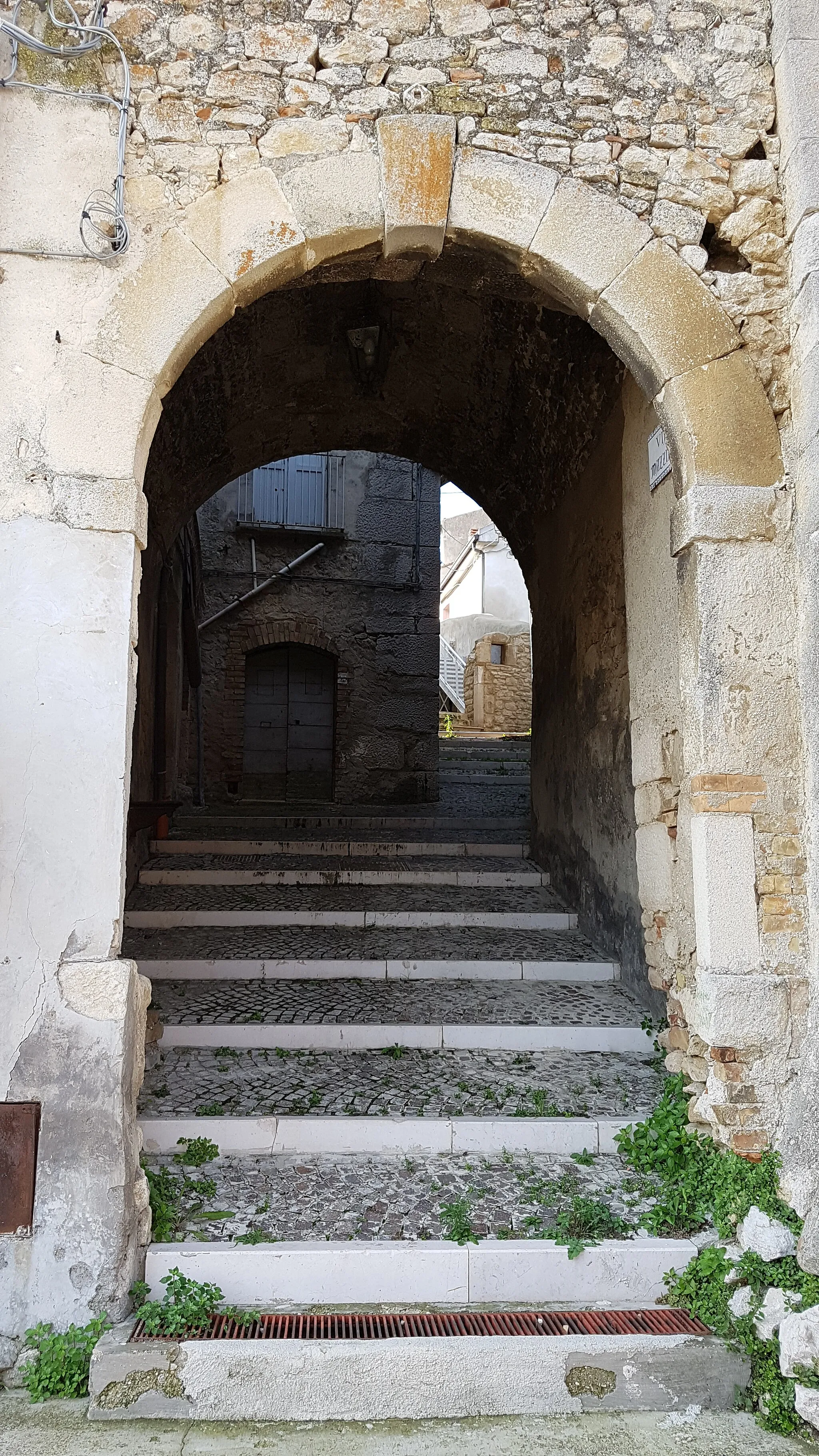 Photo showing: In the Middle Ages the gate Porta della Terra was the only access to the town of Pietranico in Abruzzo, Italy.