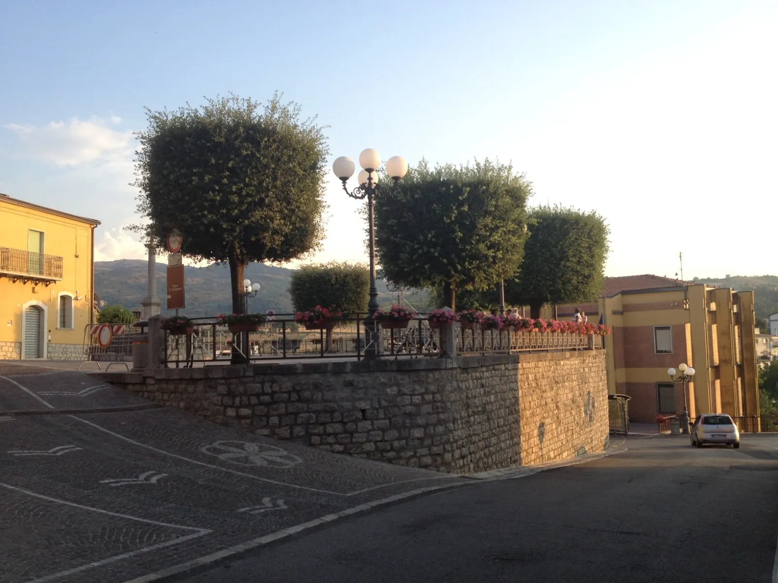 Photo showing: Piazza con alberi