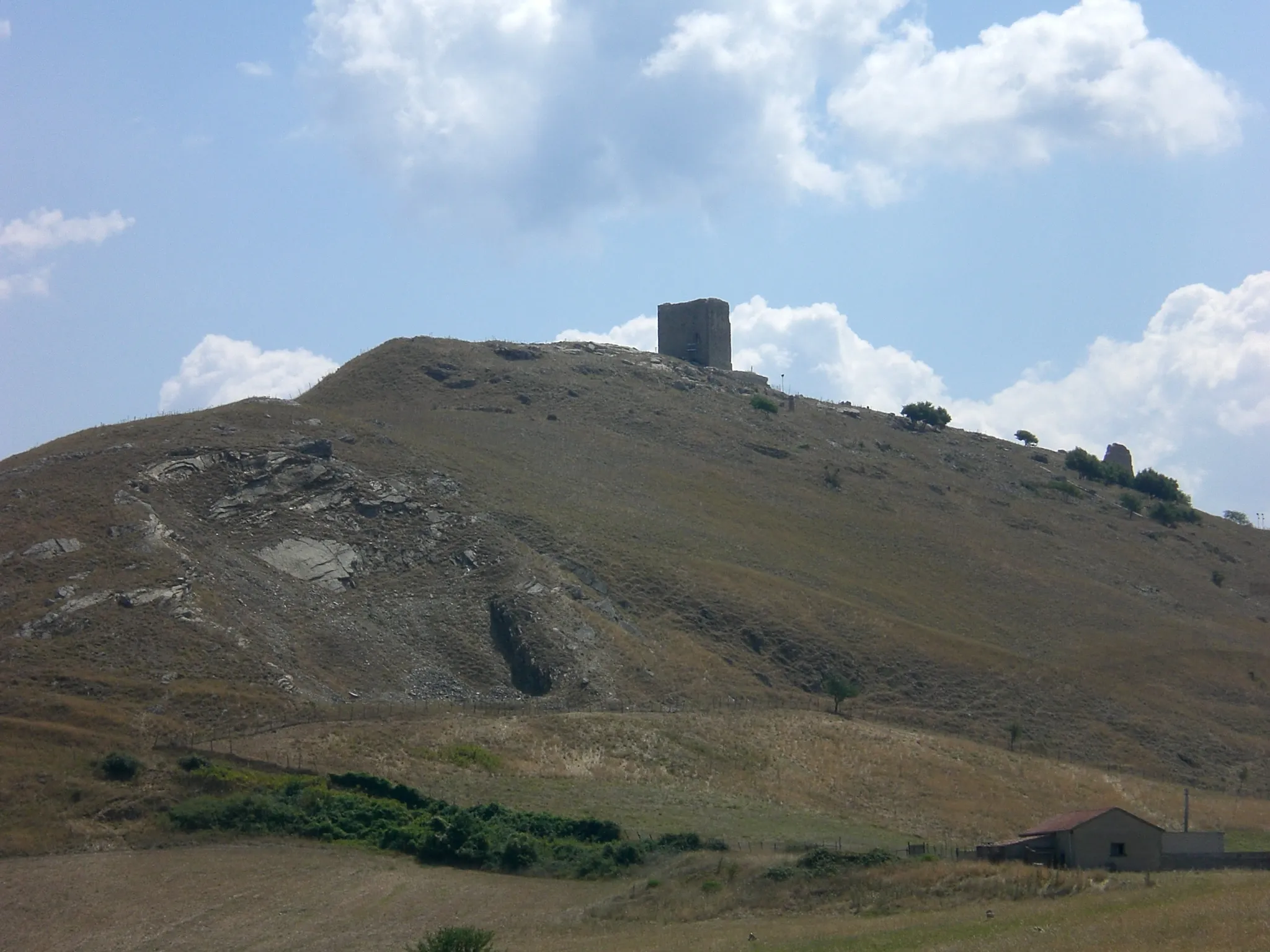 Photo showing: Hill with ruins of Satrianum