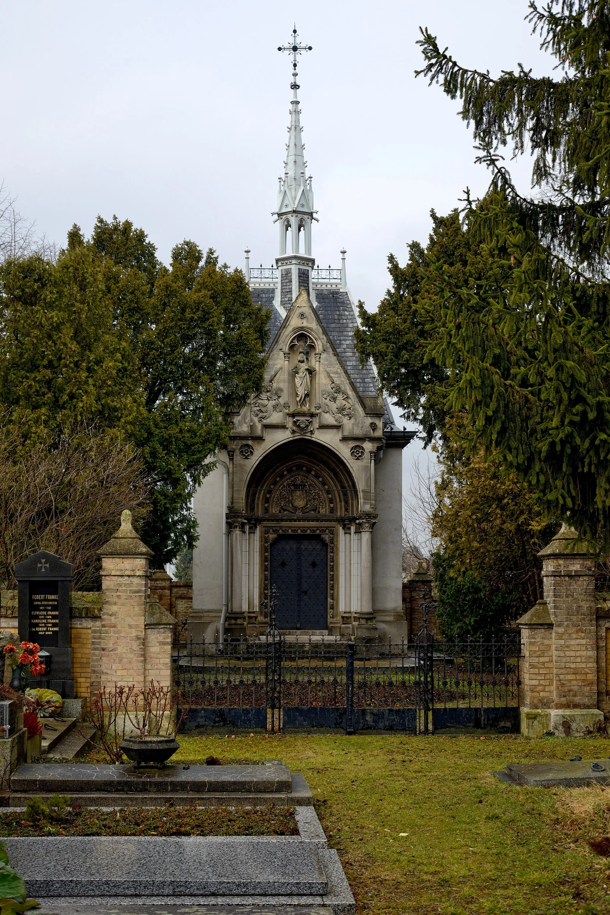 Photo showing: Drasche-Mausoleum am Inzersdorfer Friedhof. Architekt: de:Alexander Wielemans von Monteforte.
Entwurf: Der Architekt, Jahrgang 1896, Tafel 9.