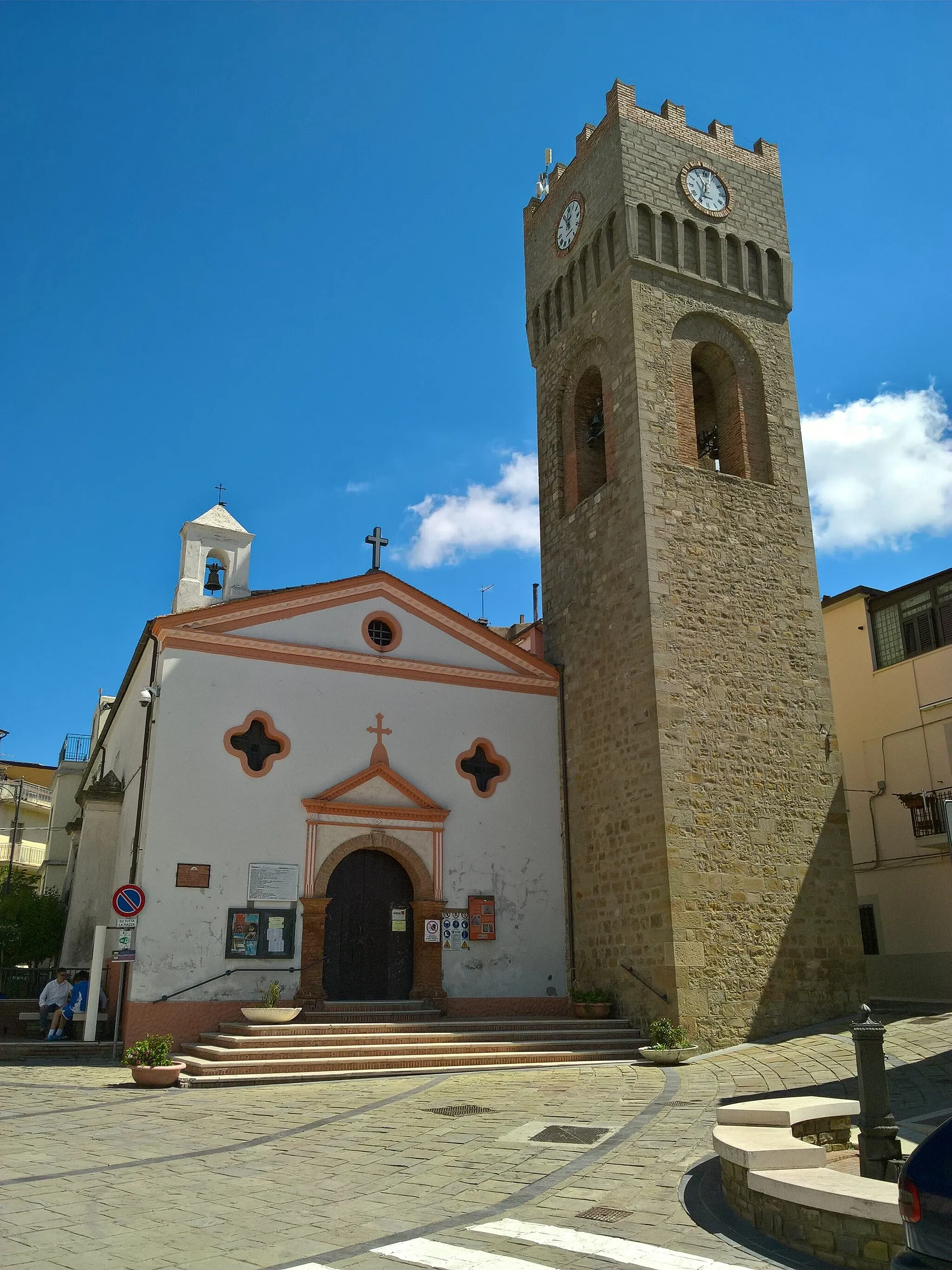 Photo showing: Chiesa San Luigi Gonzaga e torre dell'orologio