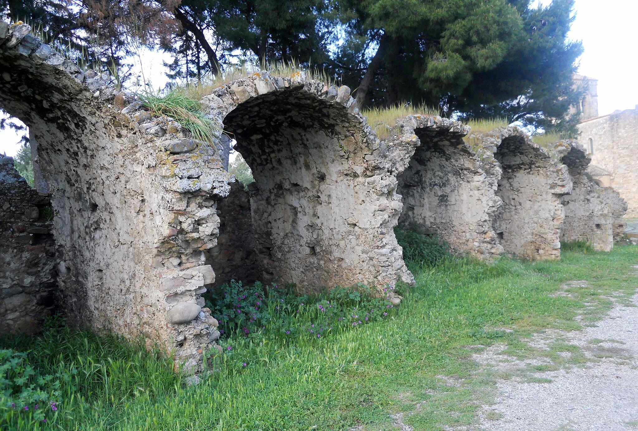 Photo showing: Remainings of other  buildings outside the Basilica di Anglona, Basilicata, Italy