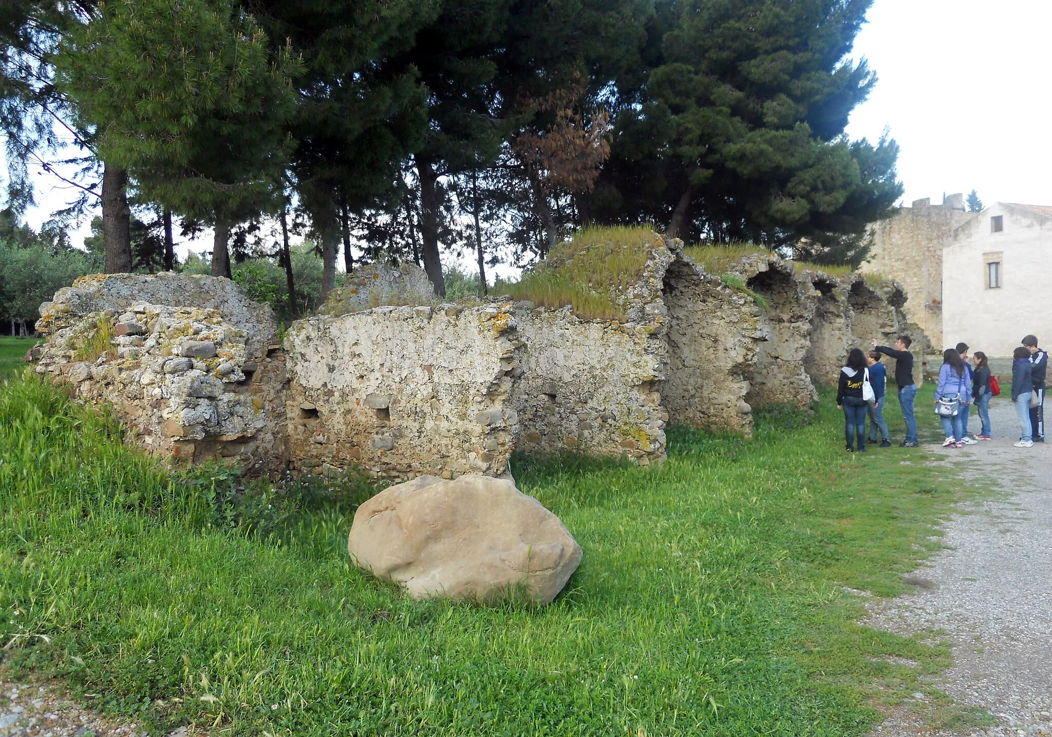 Photo showing: Remainings of other buildings outside the Basilica di Anglona, Basilicata, Italy