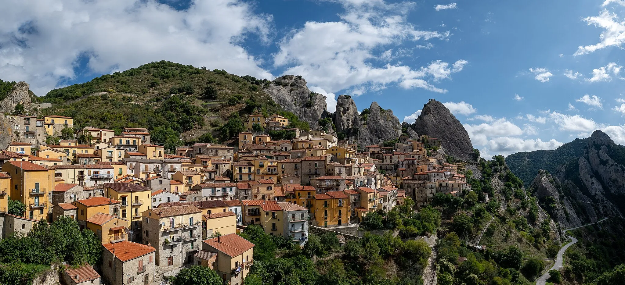 Photo showing: Castelmezzano seen from the Terrazza Panoramica, Castelmezzano, Italy (PPL2-Enhanced)