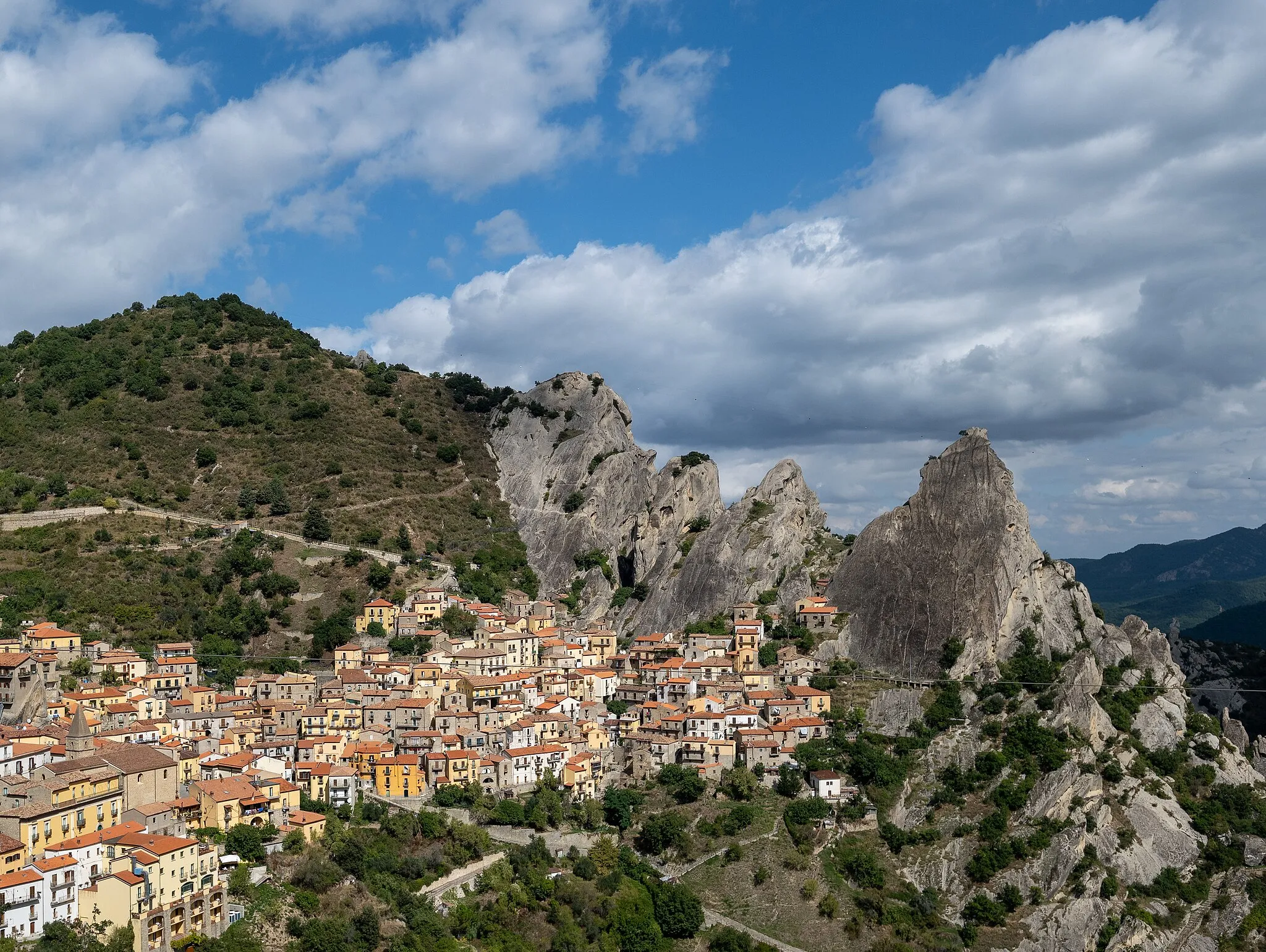 Photo showing: Panorama view of Castelmezzano, Italy (PPL1-Corrected)