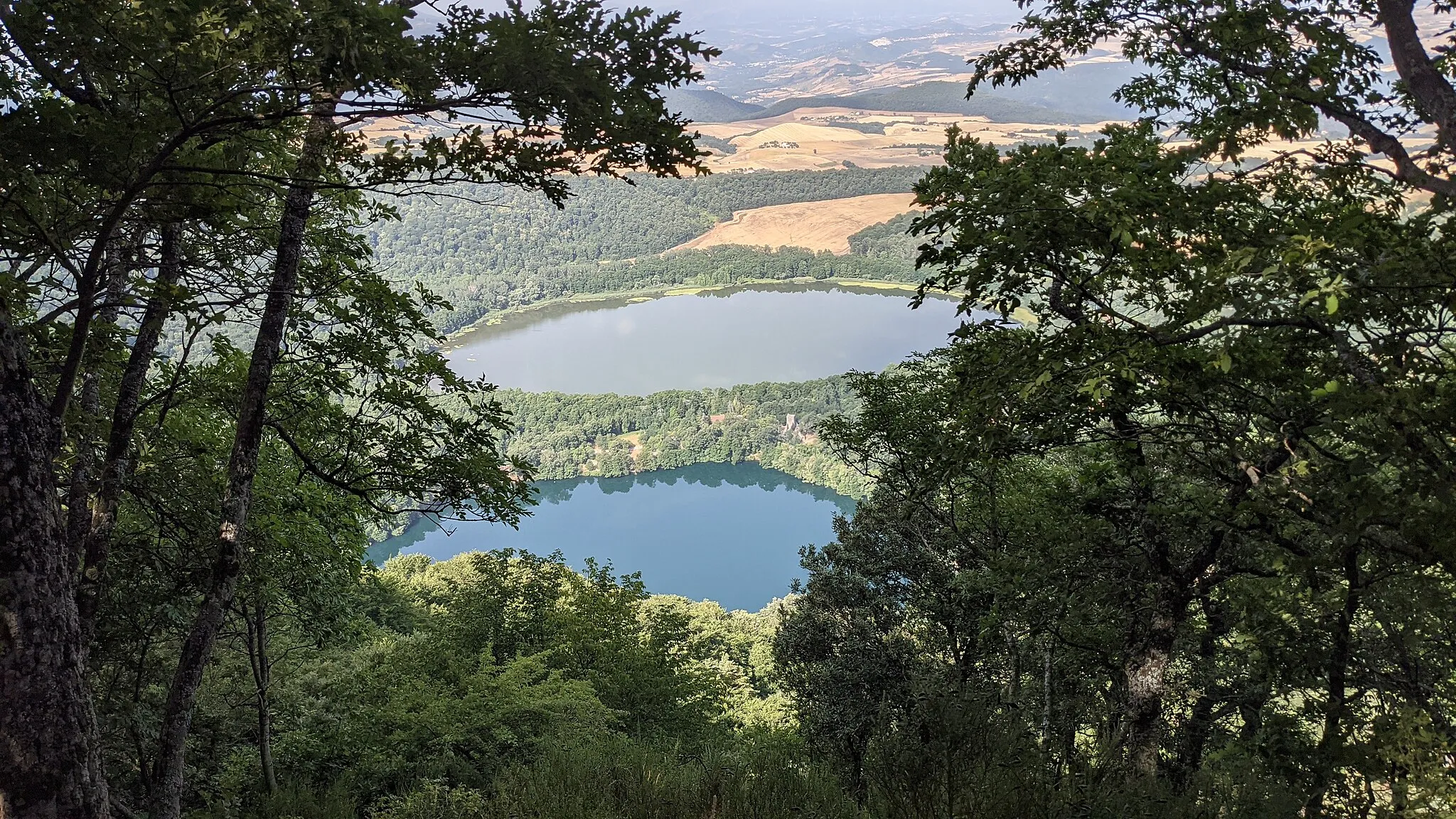 Photo showing: The Monticchio Lakes seen from the highest "Belvedere" spot on Mount Vulture (around 1080m over sea level). The closest one is the "small lake" (Lago Piccolo), the one further away is the "big lake" (Lago Grande).