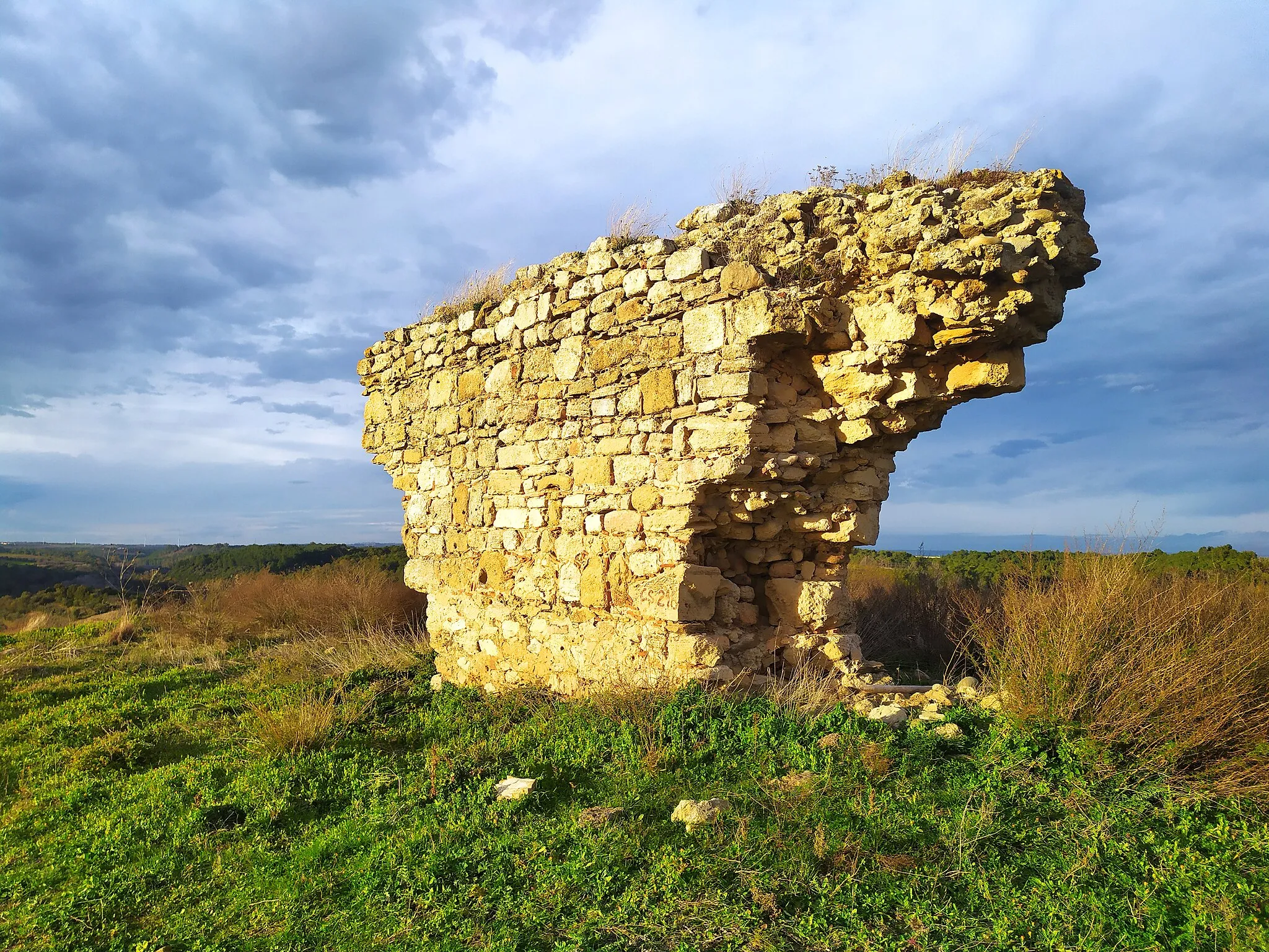 Photo showing: Sito archeologico situato nel territorio del Comune di Bernalda in Contrada Avinella.