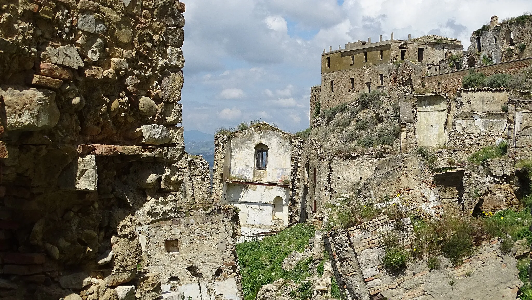 Photo showing: Blick auf die durch Erdrutsche zerstörte Altstadt von Craco