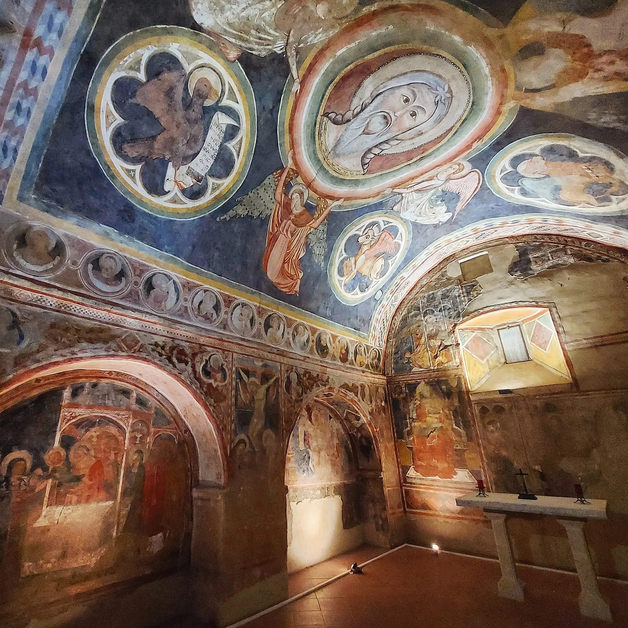 Photo showing: Irsina, chiesa di San Francesco (affreschi anno 1370)