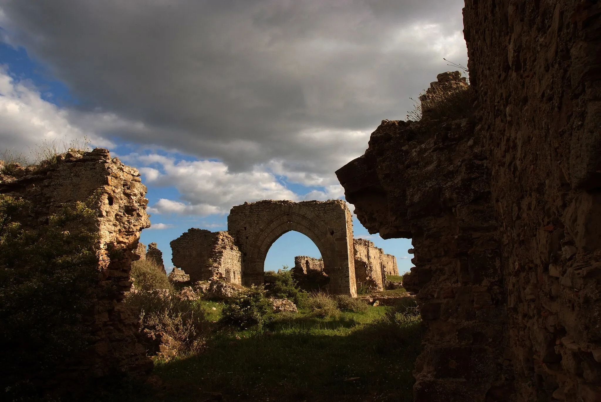 Photo showing: Ferrandina ha avuto origine dalle rovine dell'antico centro di Uggiano che fu distrutto da un terremoto nel 1456. La fondazione del paese, la si deve a Federico d'Aragona nel 1490 che accolse tutti gli scampati di Uggiano e diede il nome del padre re Ferrante o Ferrantino. L'antico stemma del paese aveva raffigurate sei F: " Federicus Ferrantis Filius Ferrandinam Fabricare Fecit".