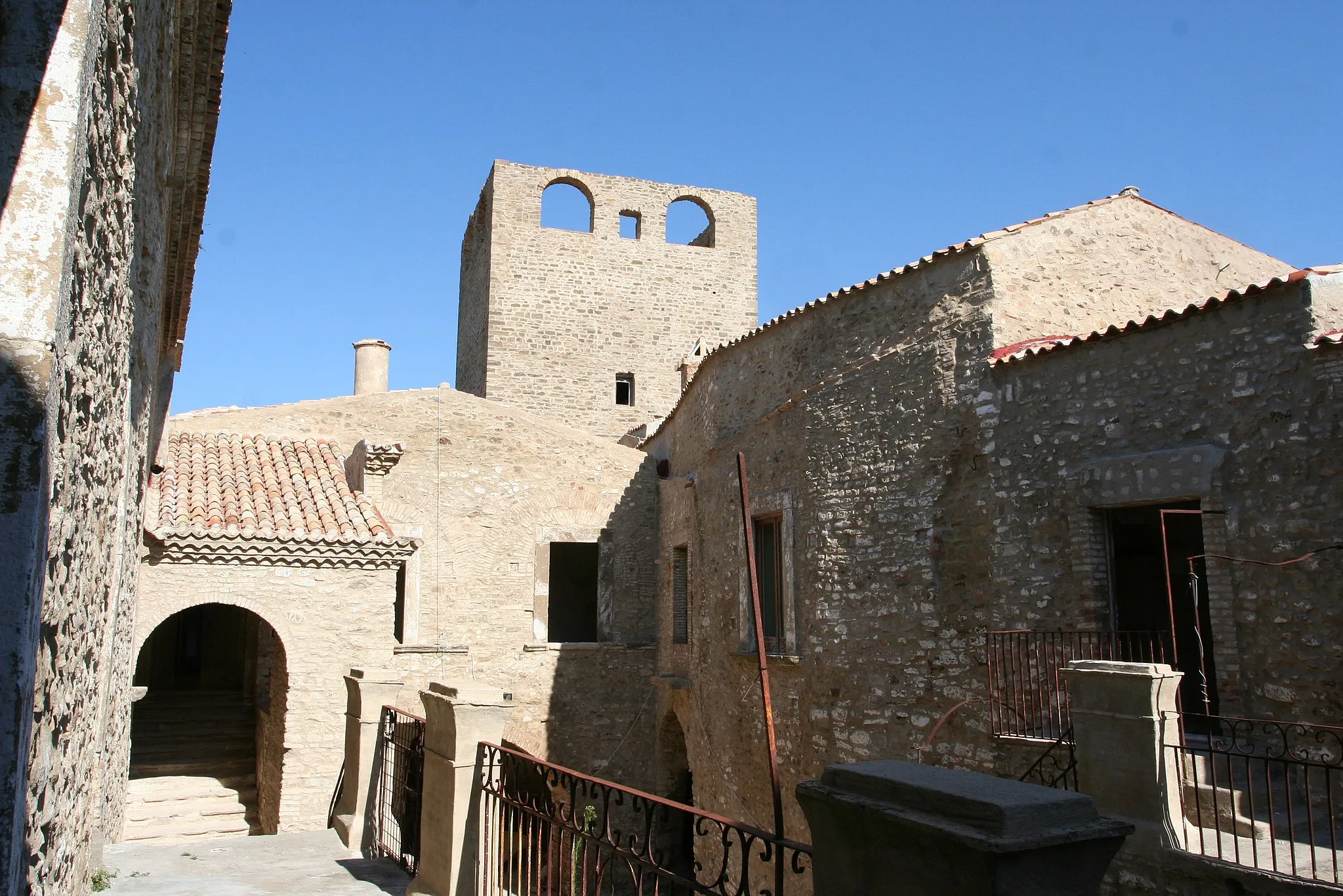 Photo showing: Edificato nel 851 dal principe longobardo Sichinolfo di Salerno, il castello presenta una torre centrale a base quadrata intorno alla quale si sviluppano i numerosi ambienti che danno vita all'intero complesso medievale. Al centro della torre c'è una finestra che affaccia verso il paese e che lega il castello al fantasma di Abufina ed alla leggenda dell'amor perduto.