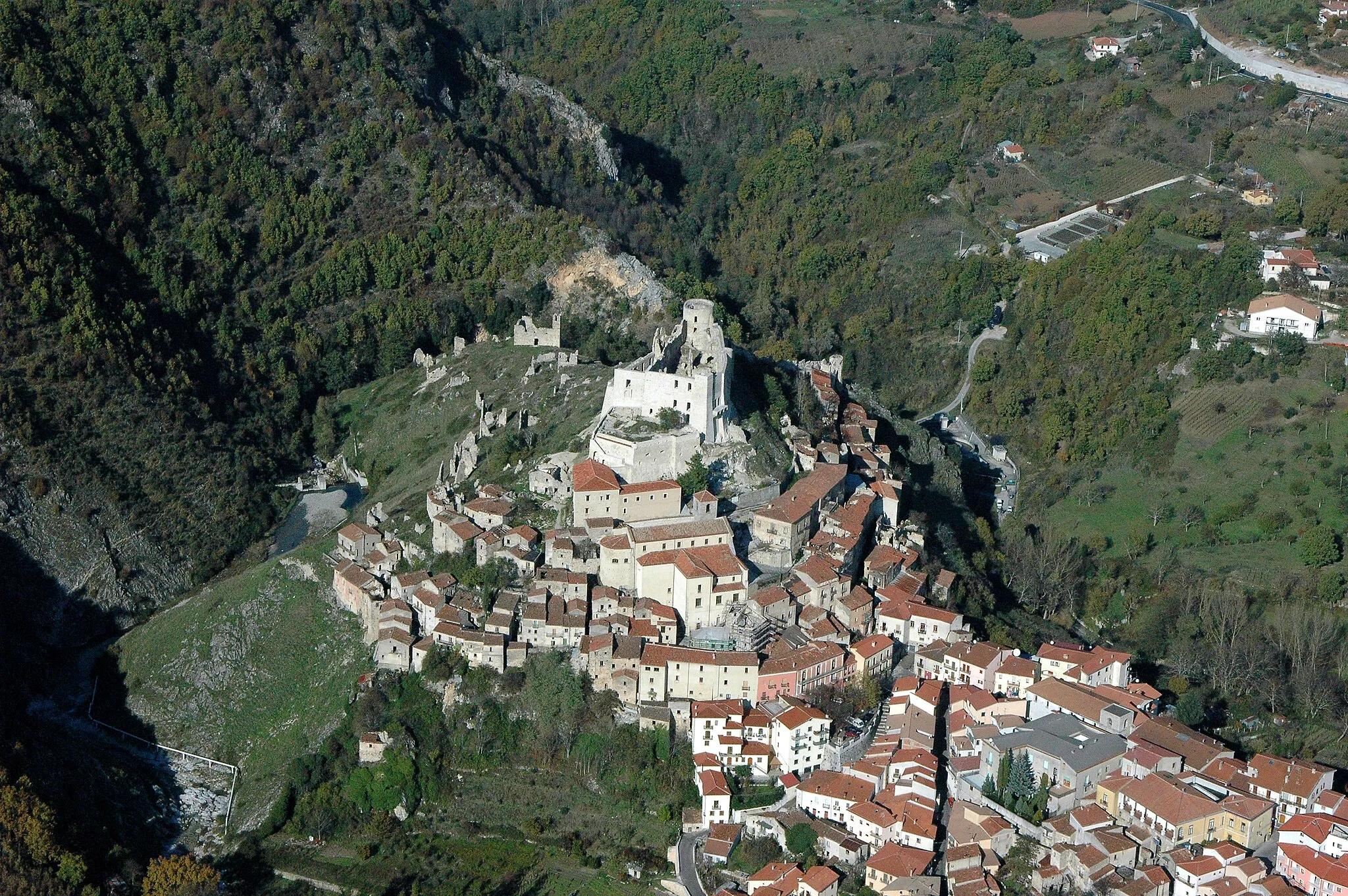 Photo showing: Brienza. Borgo di origine longobarda, con al Centro il Castello Caracciolo.