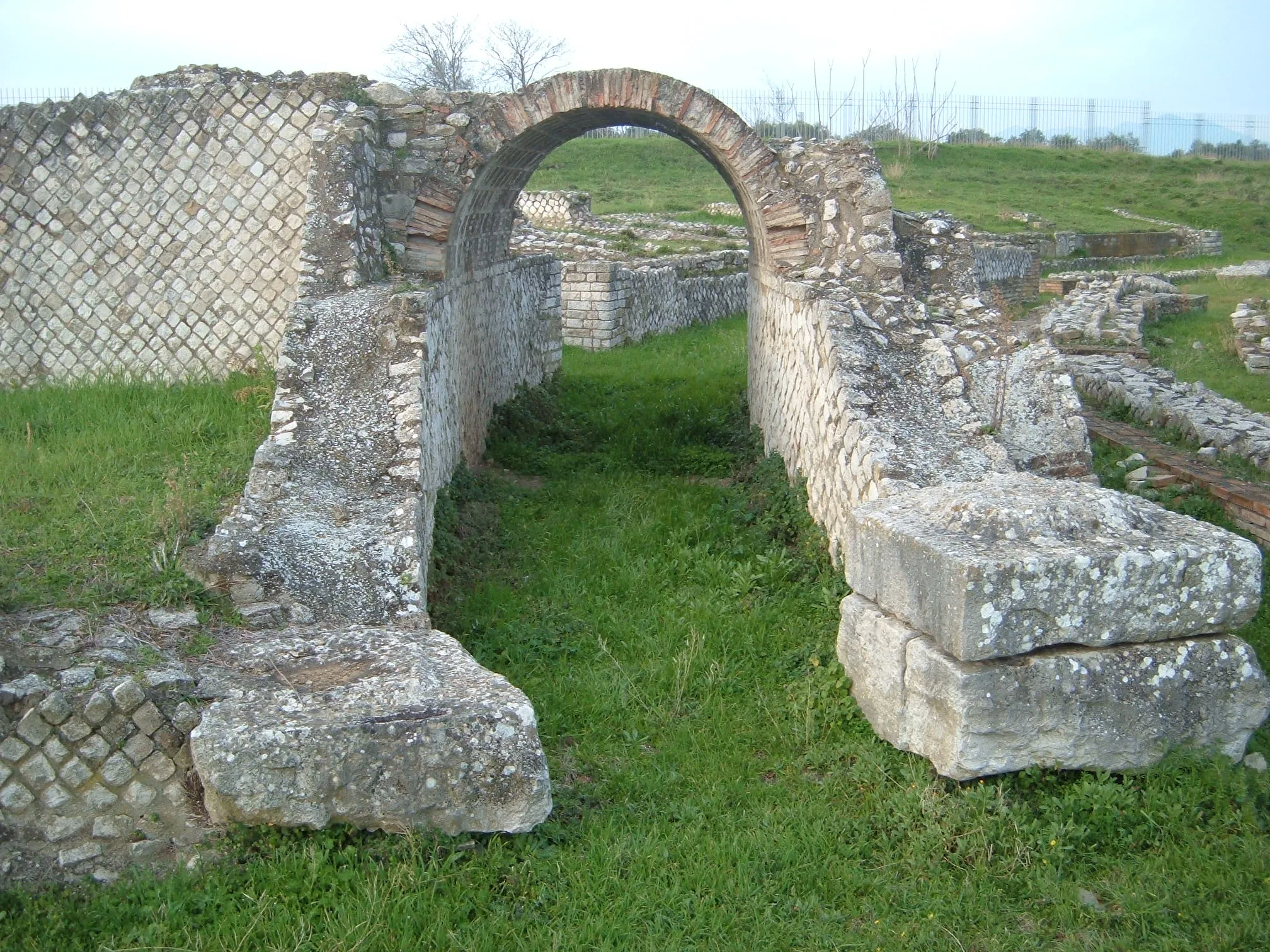 Photo showing: Anfiteatro di epoca romana (Venosa) -Veduta laterale