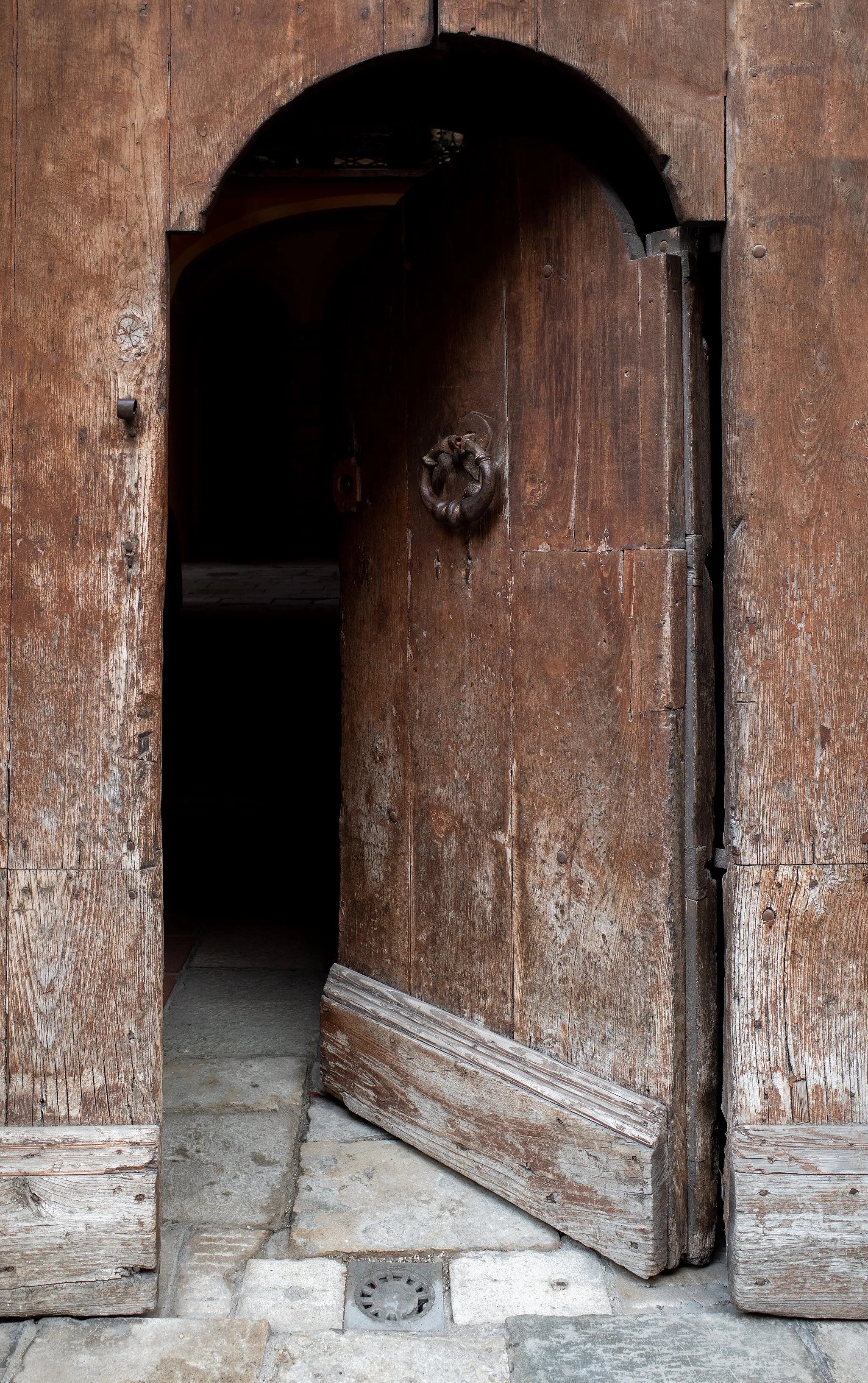 Photo showing: Old door, Via Roma, Tolve, Italy (PPL3-Altered)