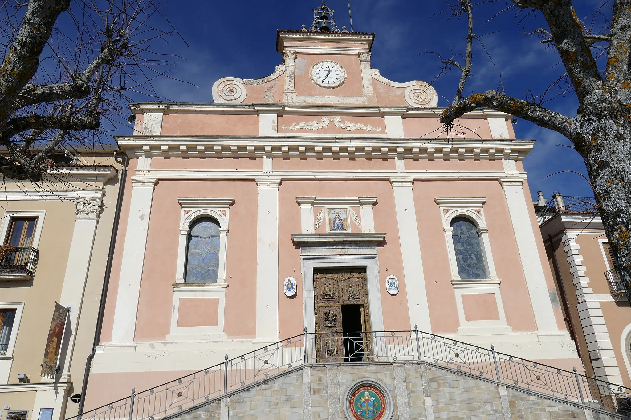 Photo showing: Facciata della chiesa madre di Viggiano, Basilica Pontificia dal 1956