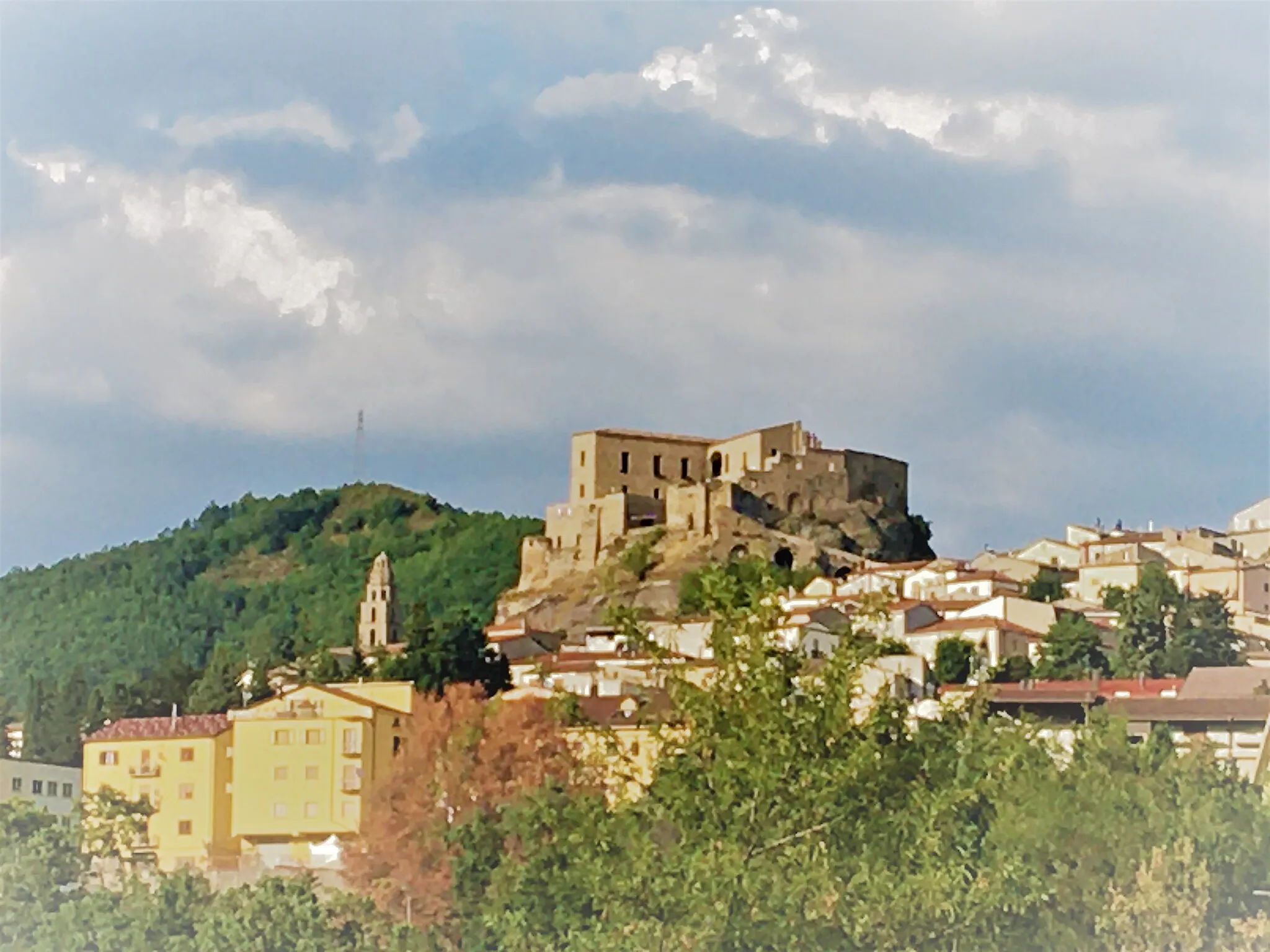 Photo showing: castle and inhabited center