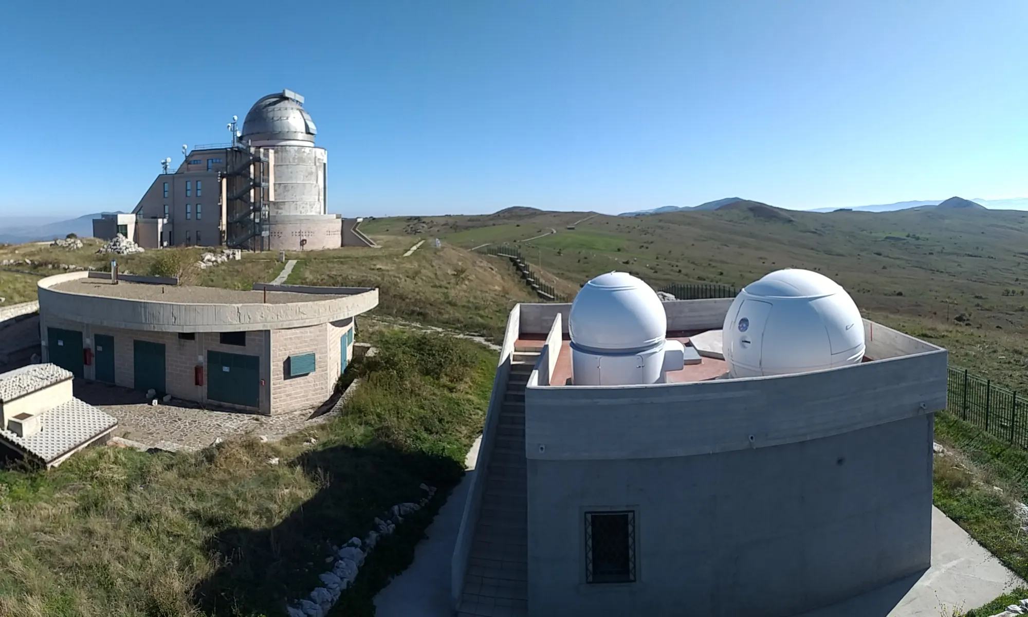 Photo showing: Территория Астрономической обсерватории Кастельгранде. Большое здание – обсерватория-филиал неаполитанской астрономической обсерватории Каподимонте. Малое здание с двумя куполами – обсерватория ISON-Кастельгранде.