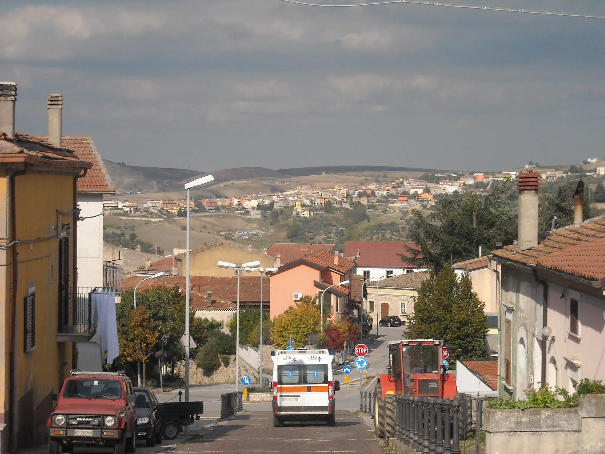 Photo showing: Il comune di Ginestra (sullo sfondo) visto dalla Via Candida di Ripacanddìida