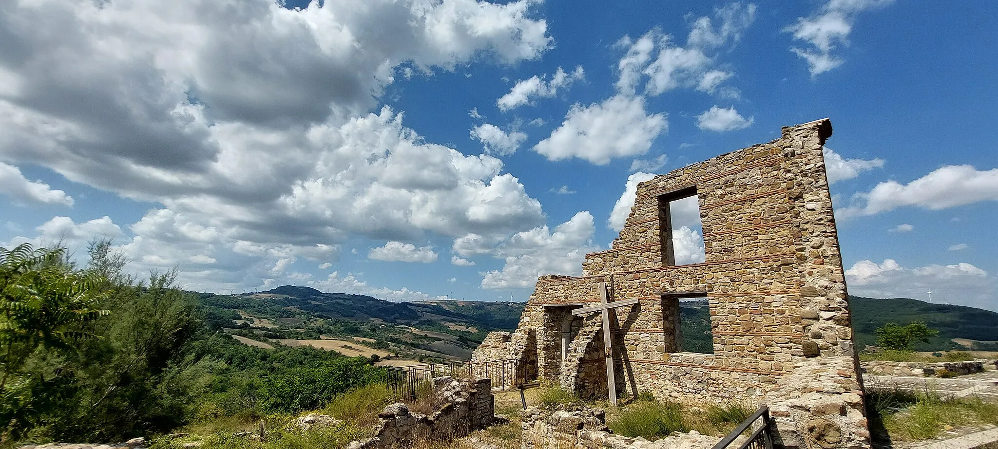 Photo showing: Rovine di Carbonara nota anche come "Pompei medievale"