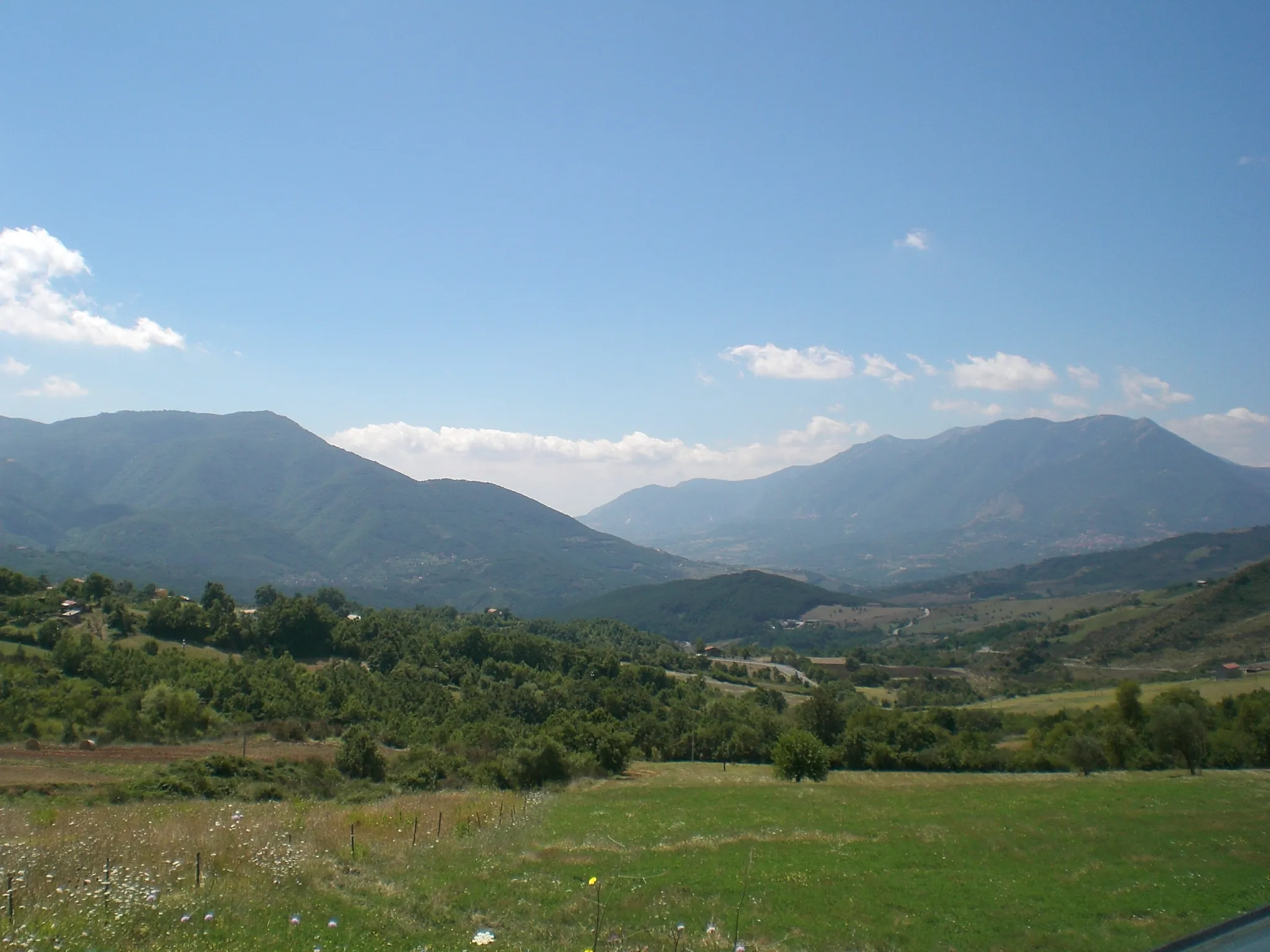 Photo showing: Panorama dell'alta valle del Sele vista dalla Sella di Conza.
