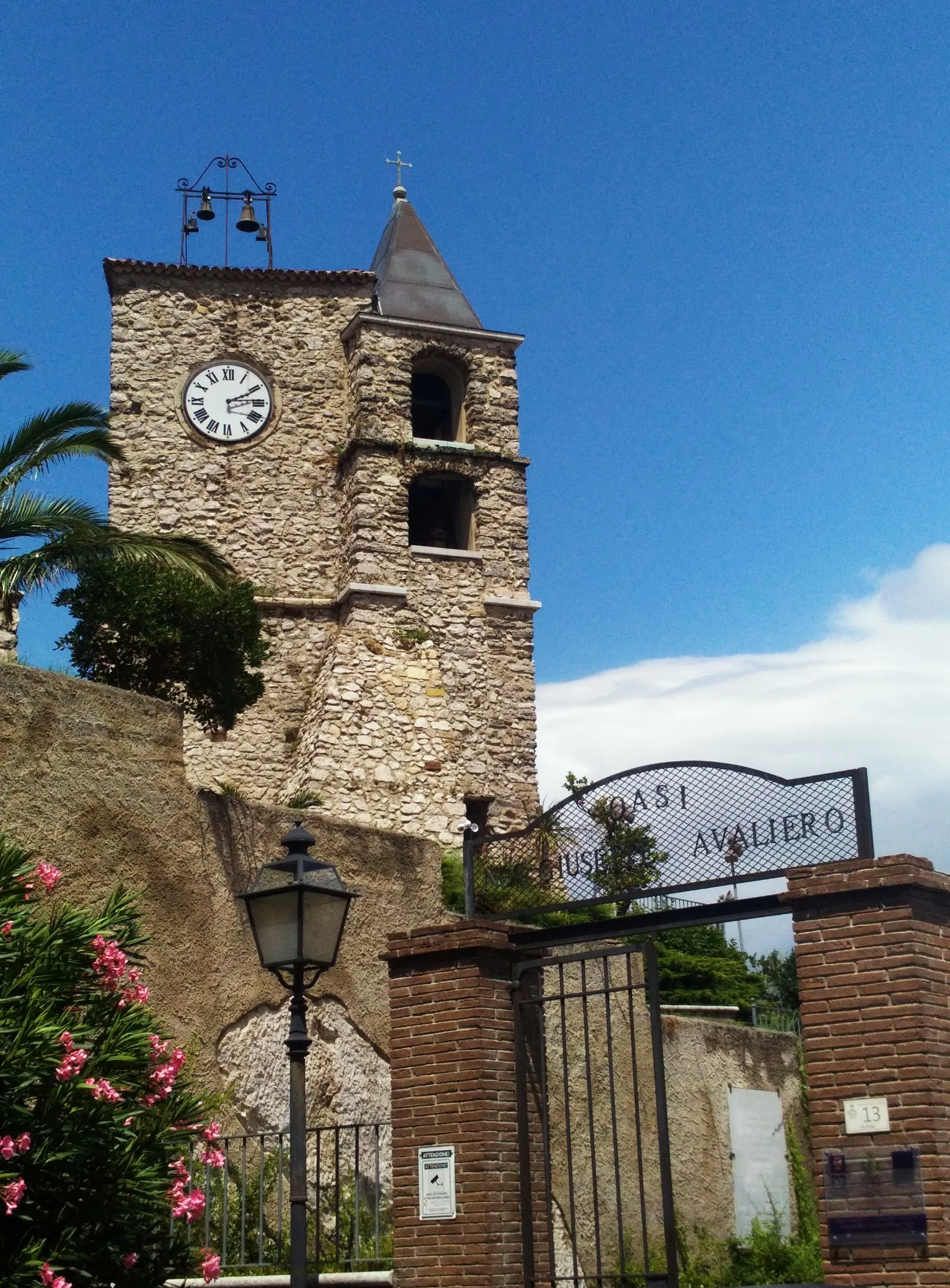 Photo showing: Campanile e torre dell'orologio di Oliveto Citra (secolo XII)