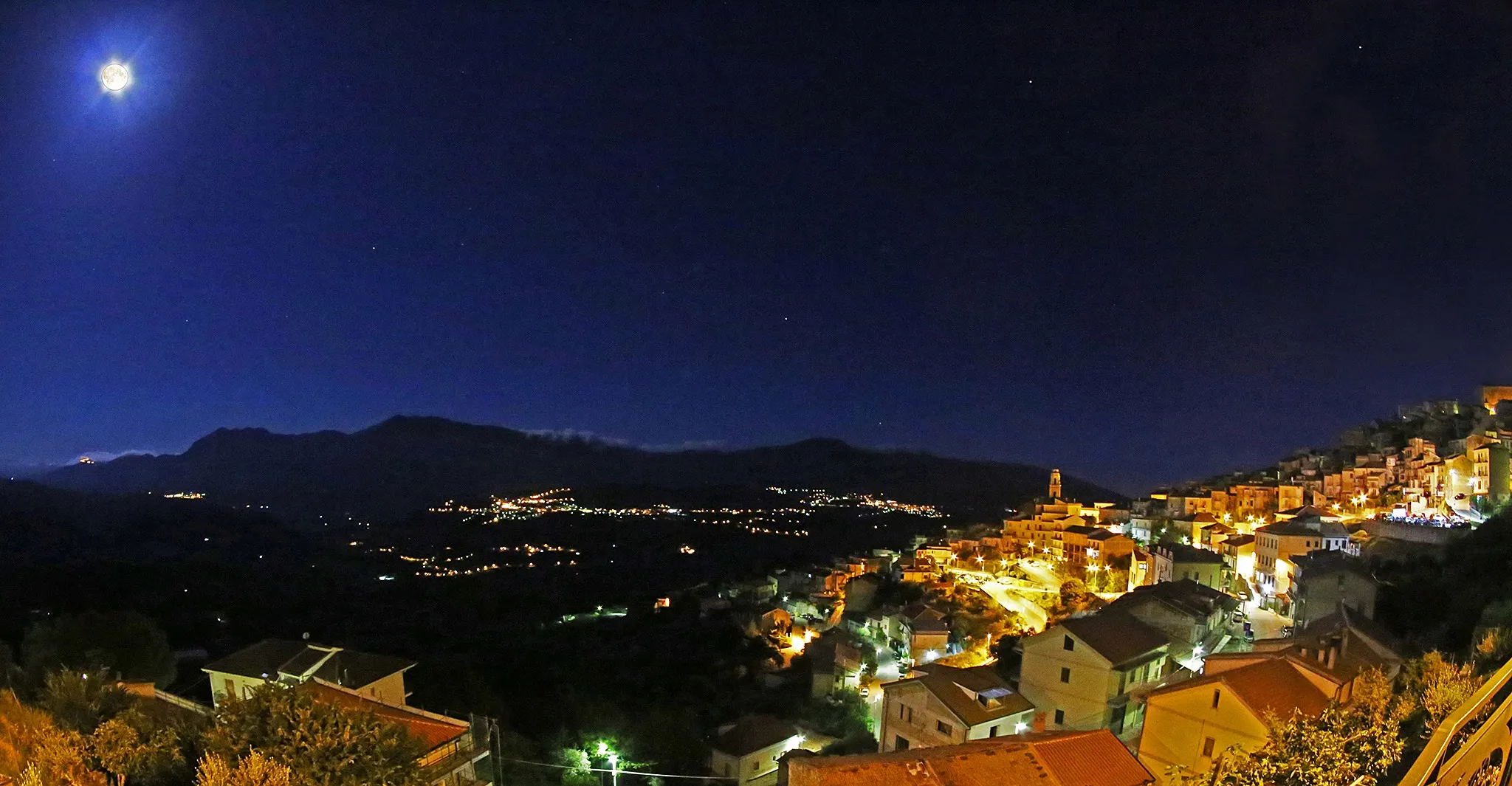 Photo showing: Panoramica notturna di Aquara e la sottostante Valle del Calore