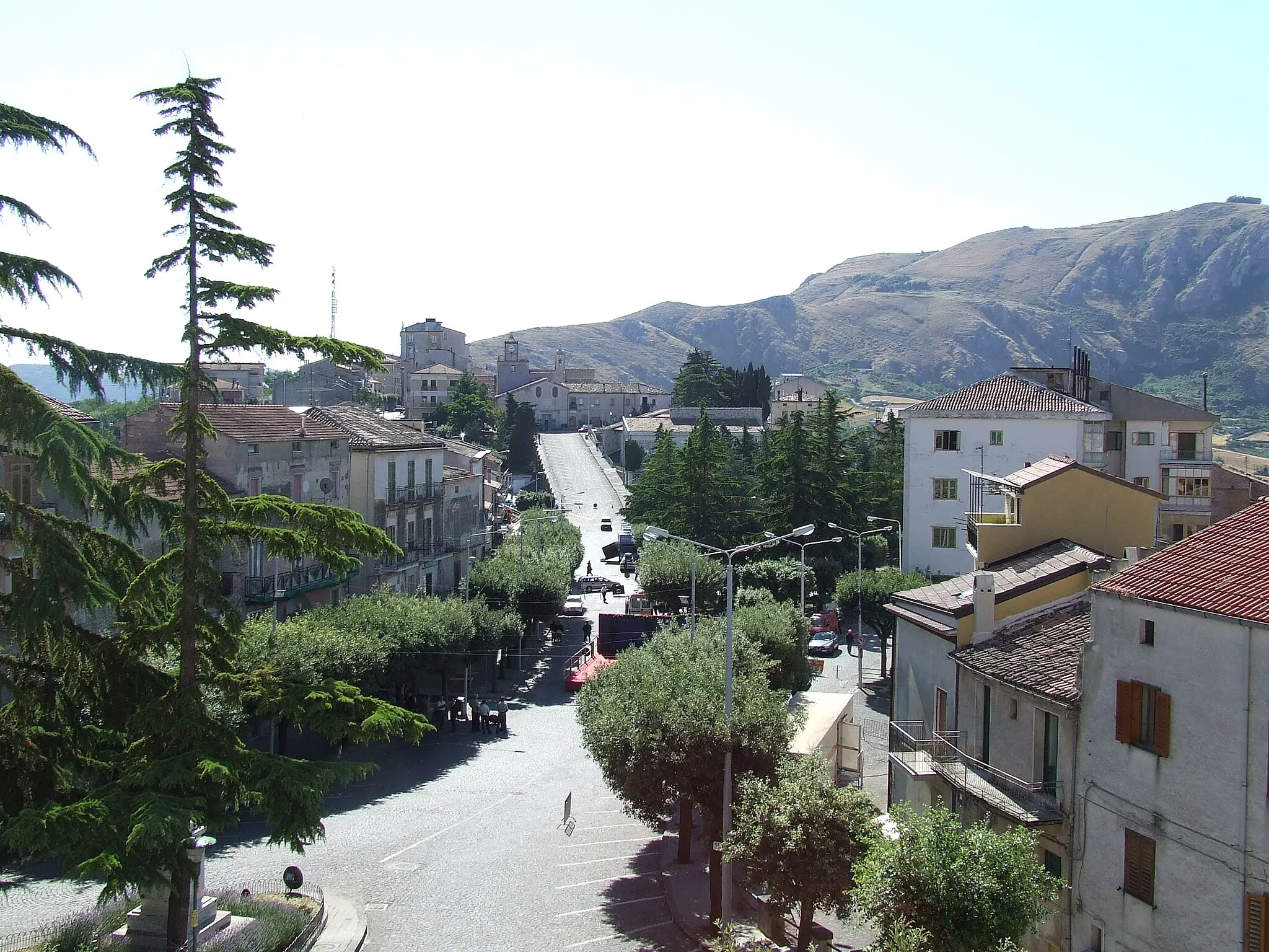 Photo showing: Piazza Lago in Caggiano, view from the Castle.