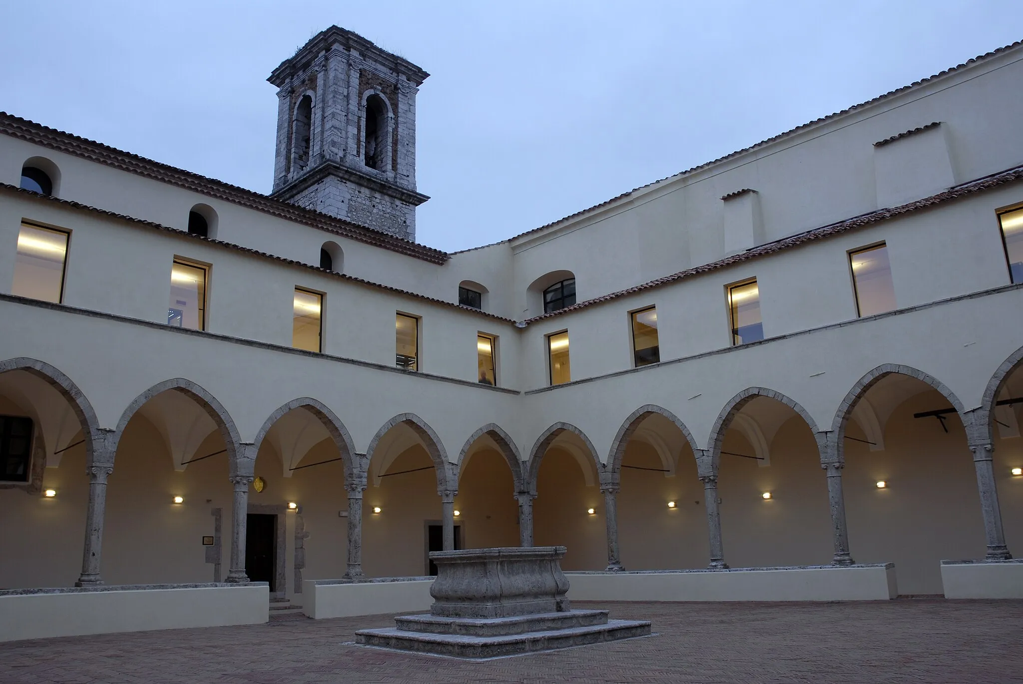 Photo showing: Interno del chiostro degli Eremitani di Sant'Agostino