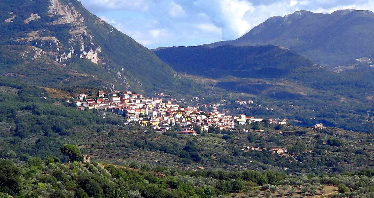 Photo showing: Panoramic view of Roscigno showing the new town (Roscigno Nuova, centralized) and the old ghost town (Roscigno Vecchia, below in the right corner).