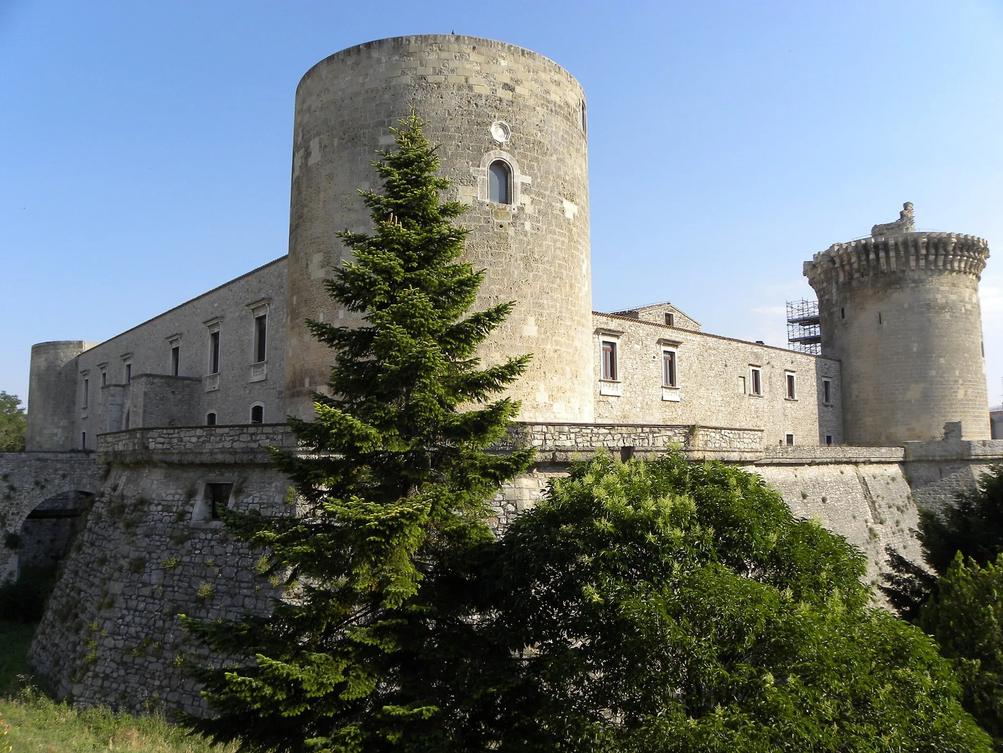 Photo showing: Venosa, Medieval Castle, now Archeological Museum (Museo archeologico nazionale di Venosa)