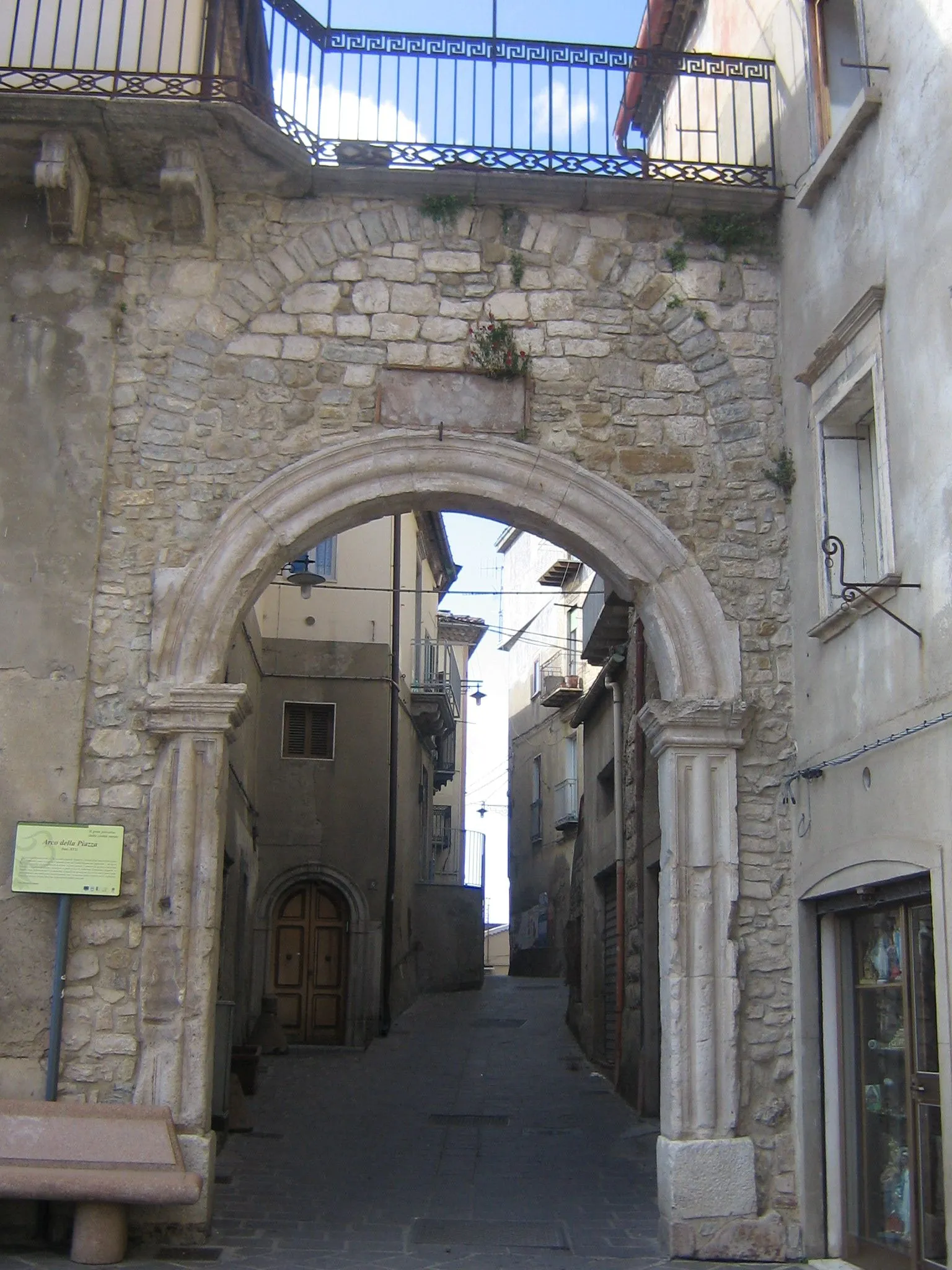 Photo showing: Arco della piazza di Avigliano