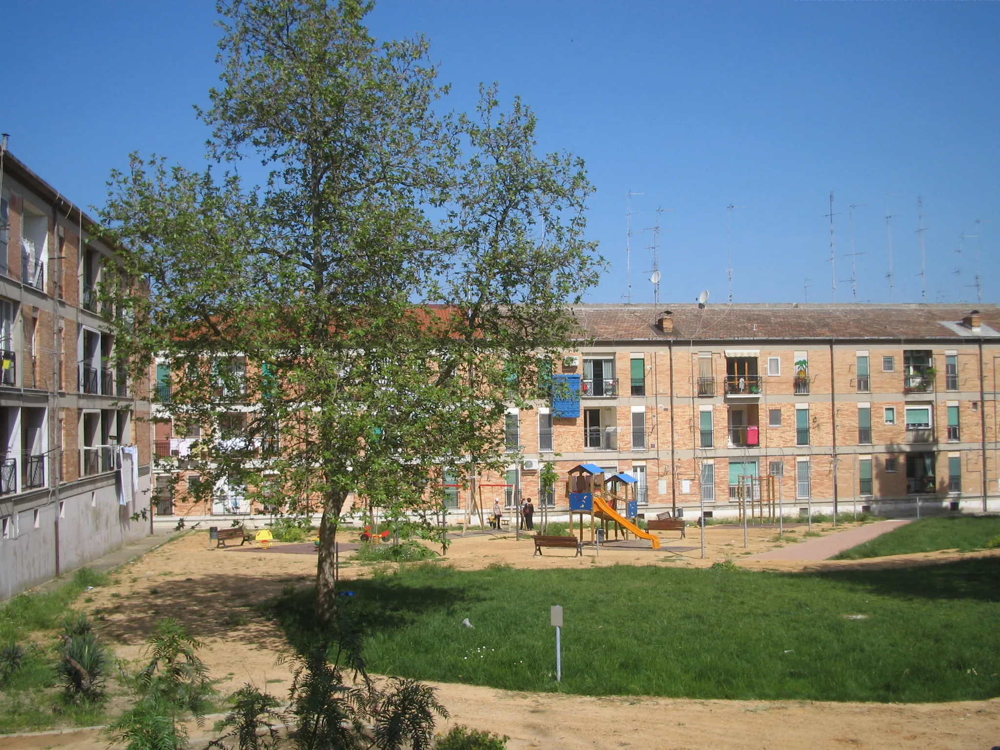 Photo showing: Parco giochi al rione Spine Bianche di Matera, espressione del neorealismo architettonico italiano del secondo dopoguerra.