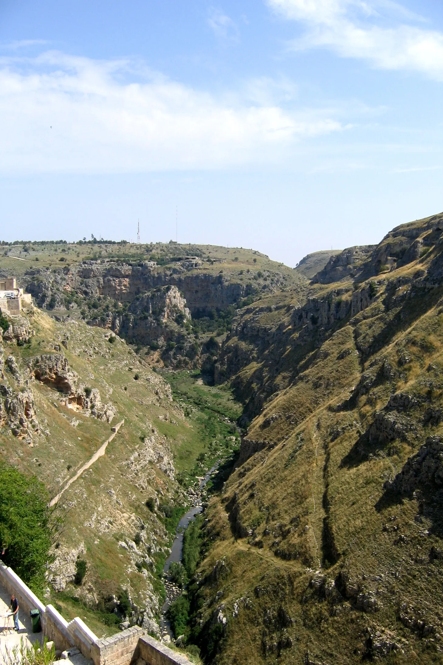 Photo showing: La Gravina a creusé dans le calcaire le site des Sassi.