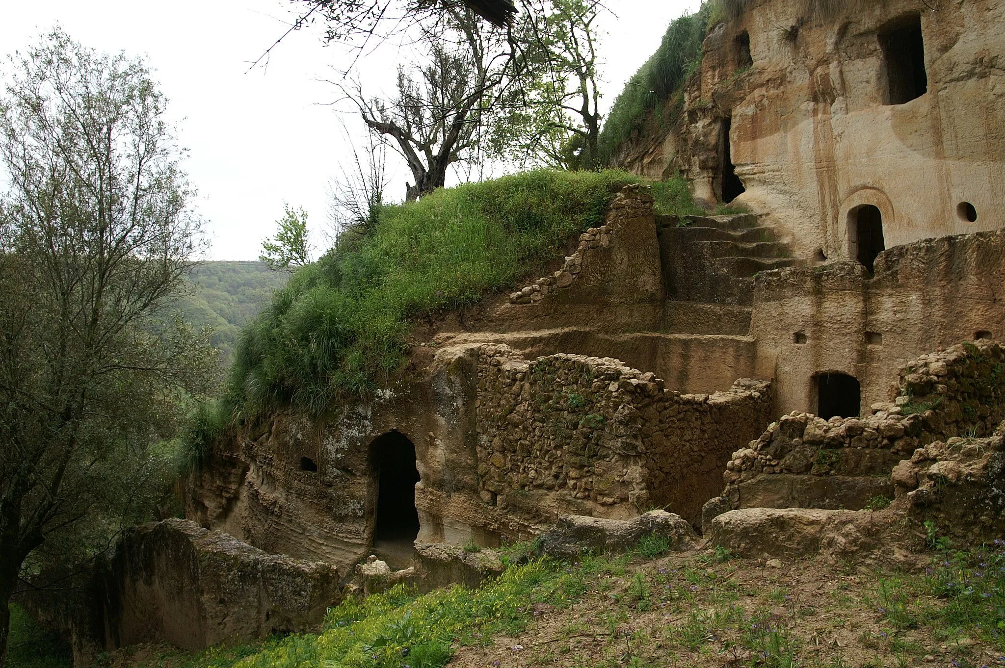 Photo showing: Zungri: Insediamento rupestre (Höhlenbehausungen)