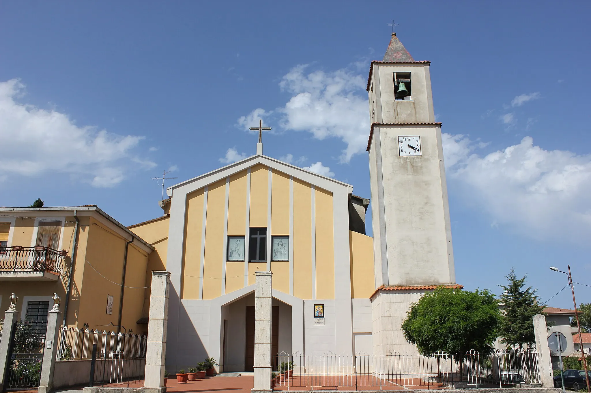 Photo showing: Iglesia frente a la plaza principal de Zungri
