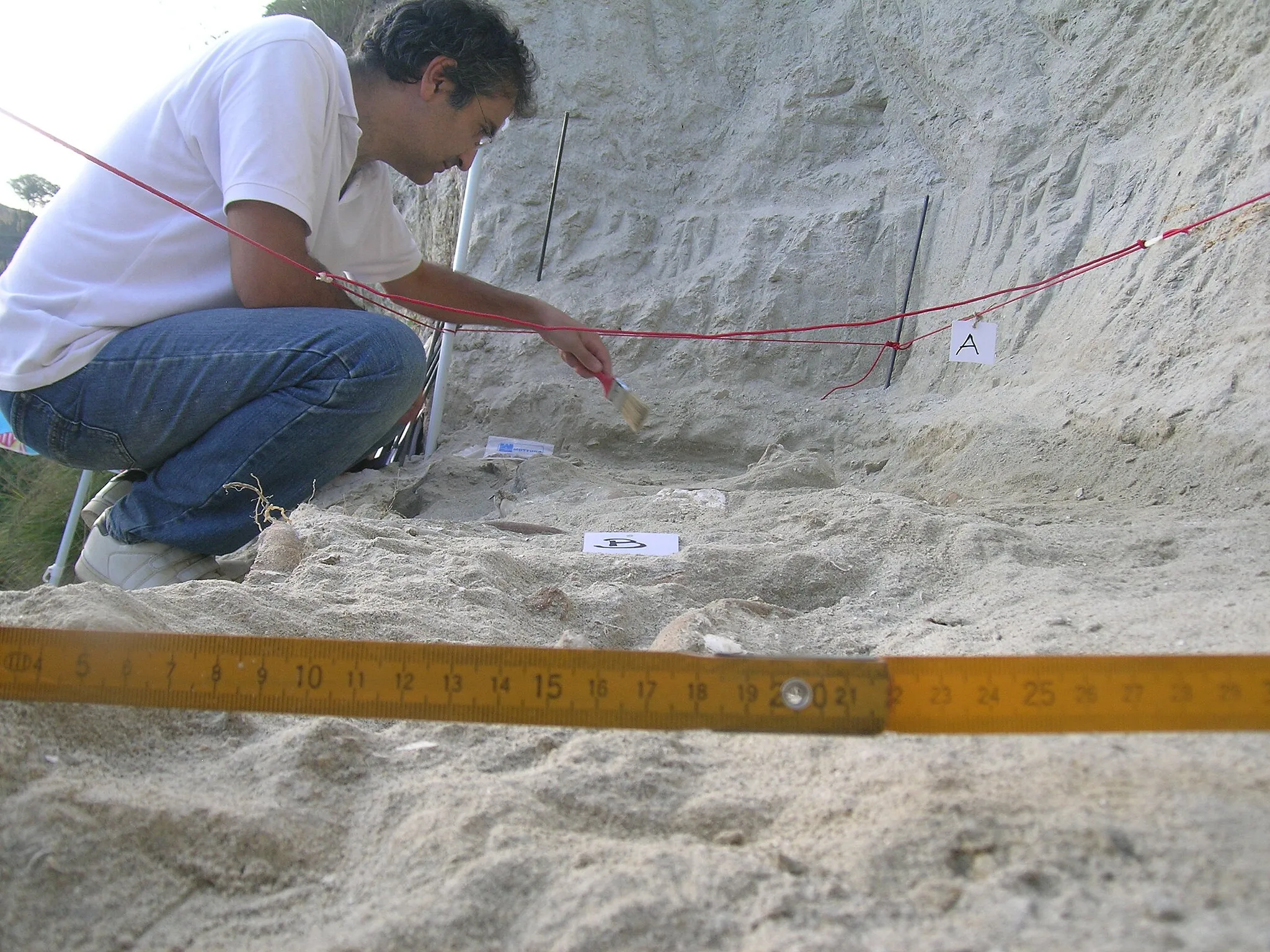 Photo showing: Giuseppe Carone Durante uno scavo presso Zungri (VV) Italy