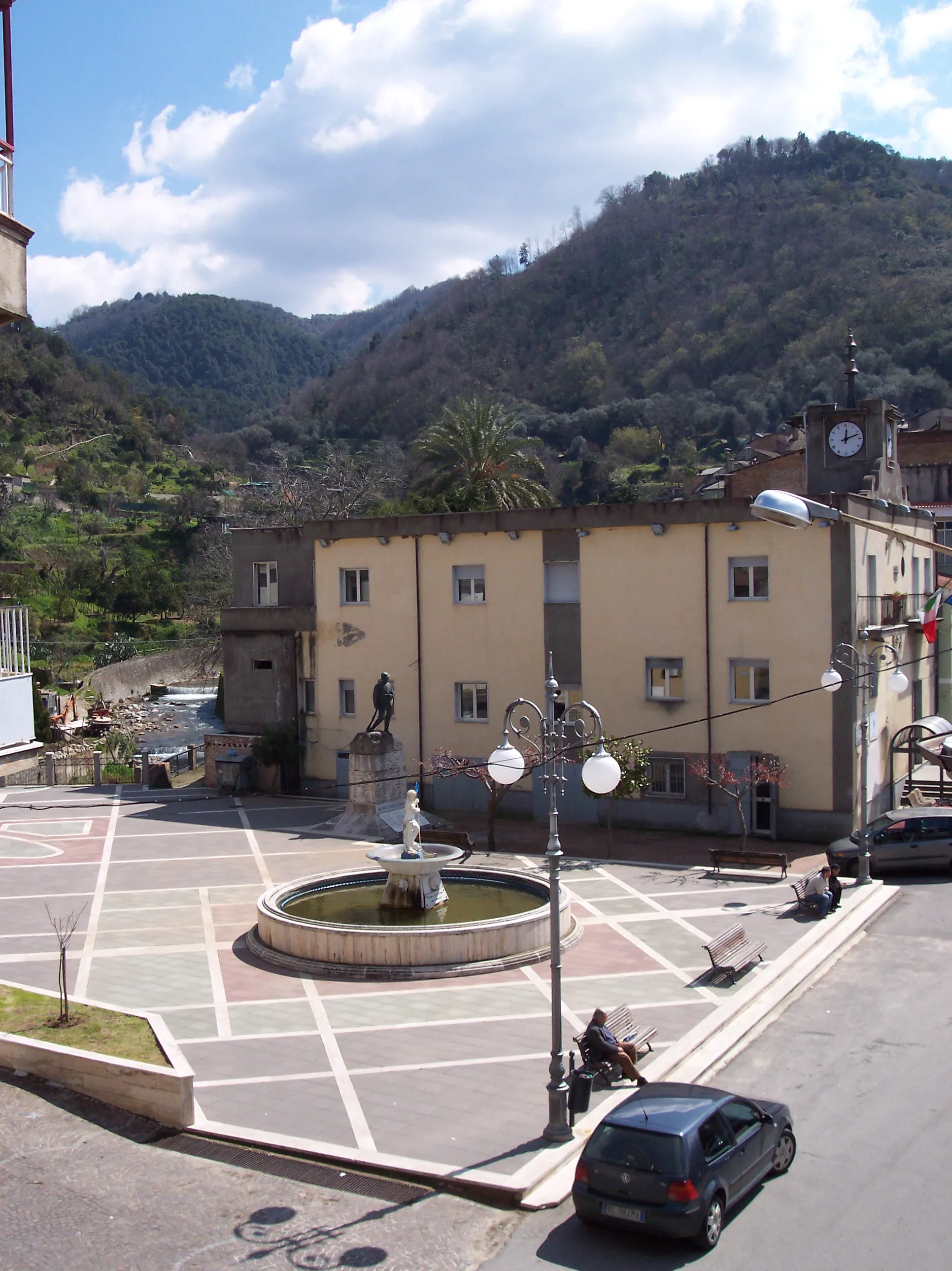 Photo showing: La piazza principale di Acquaro (piazza Matteotti). Sono visibili la fontana del Nettuno appena restaurata e, sullo sfondo, il torrente Amello, il quale sfocia nel fiume Mésima.