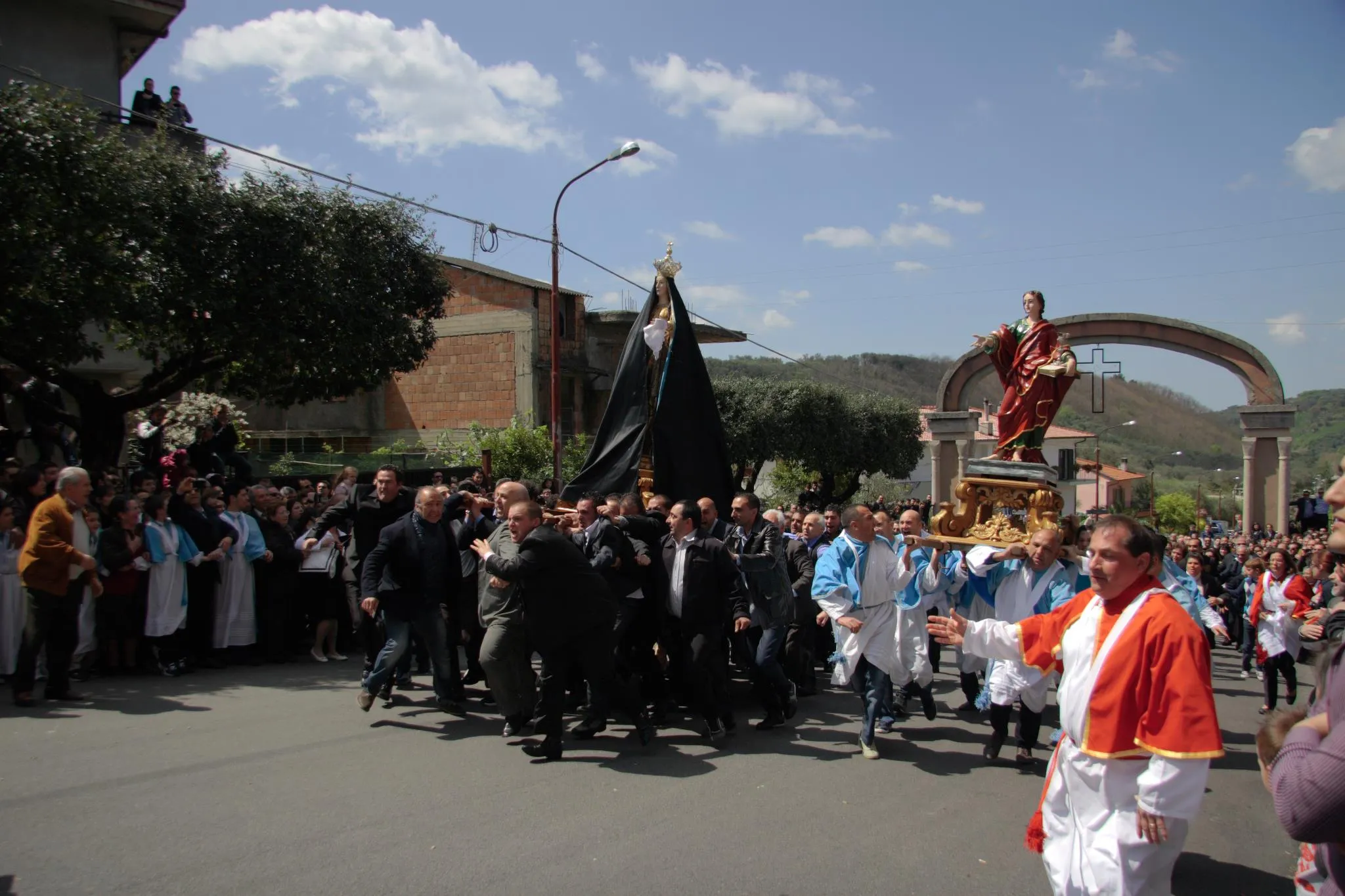 Photo showing: Maria SS della Consolazione e San Giovanni Evangelista corrono verso Il Cristo Risorto
