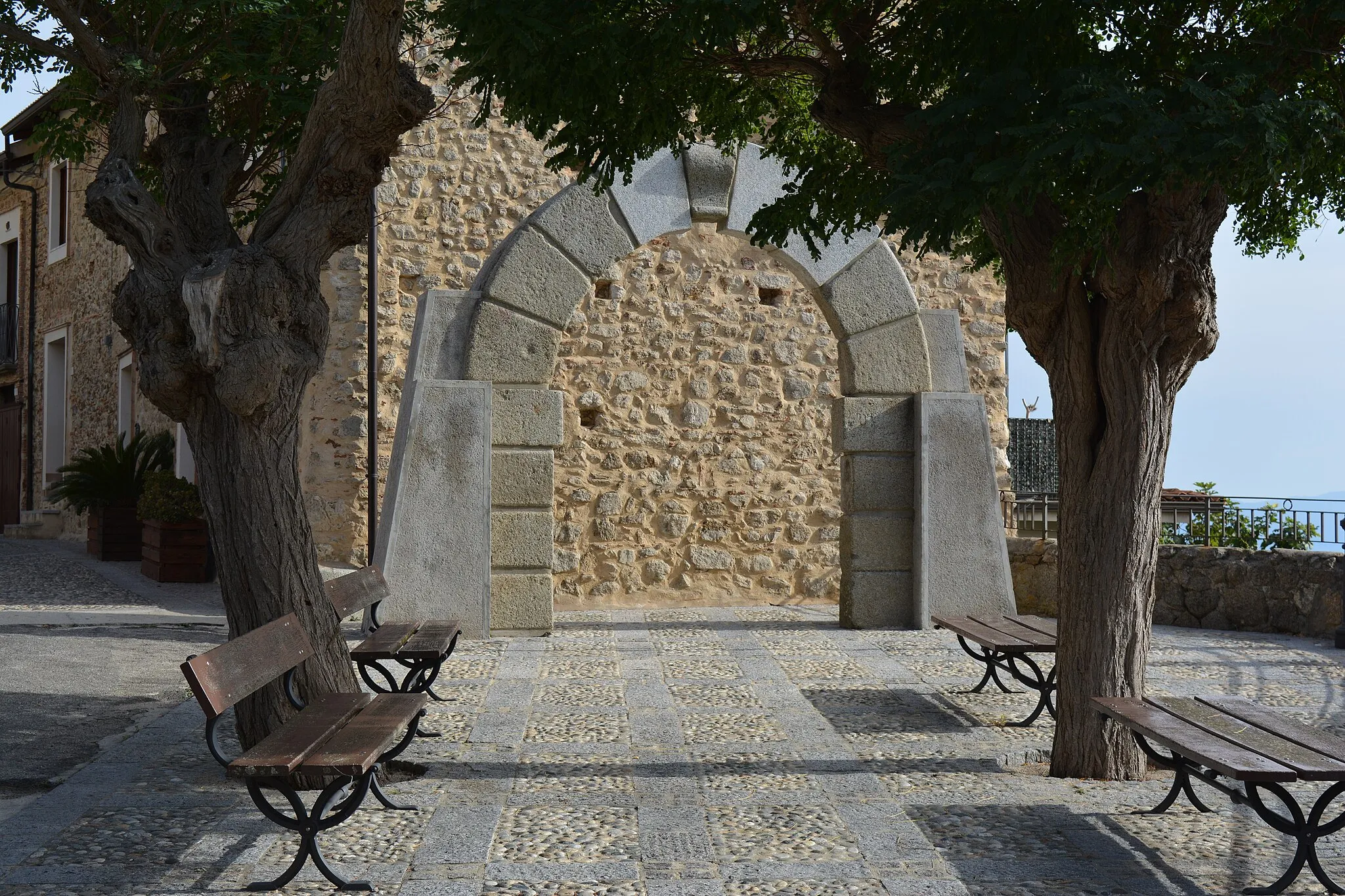 Photo showing: Porta medievale di Motta Filocastro