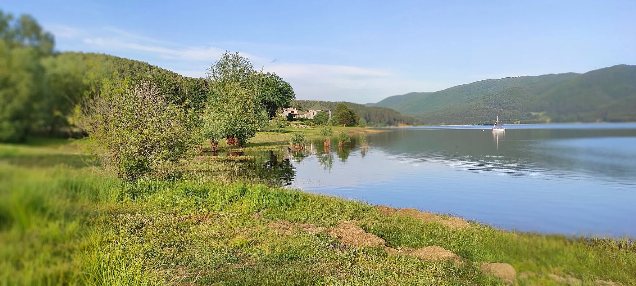 Photo showing: Parco nazionale della Sila - Immagine del lago Arvo, in Sila, sul lungolago della località Lorica, in provincia di Cosenza