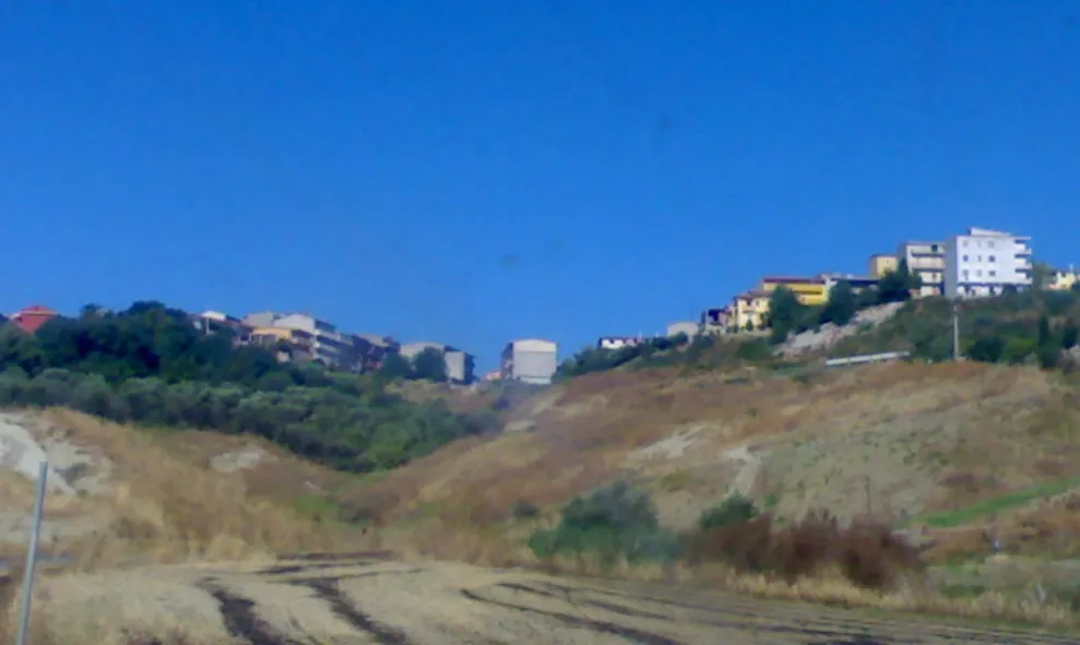 Photo showing: Panorama di it:Papanice visto dalla SP52 Crotone-Papanice, all'altezza dell'incrocio per località Passovecchio