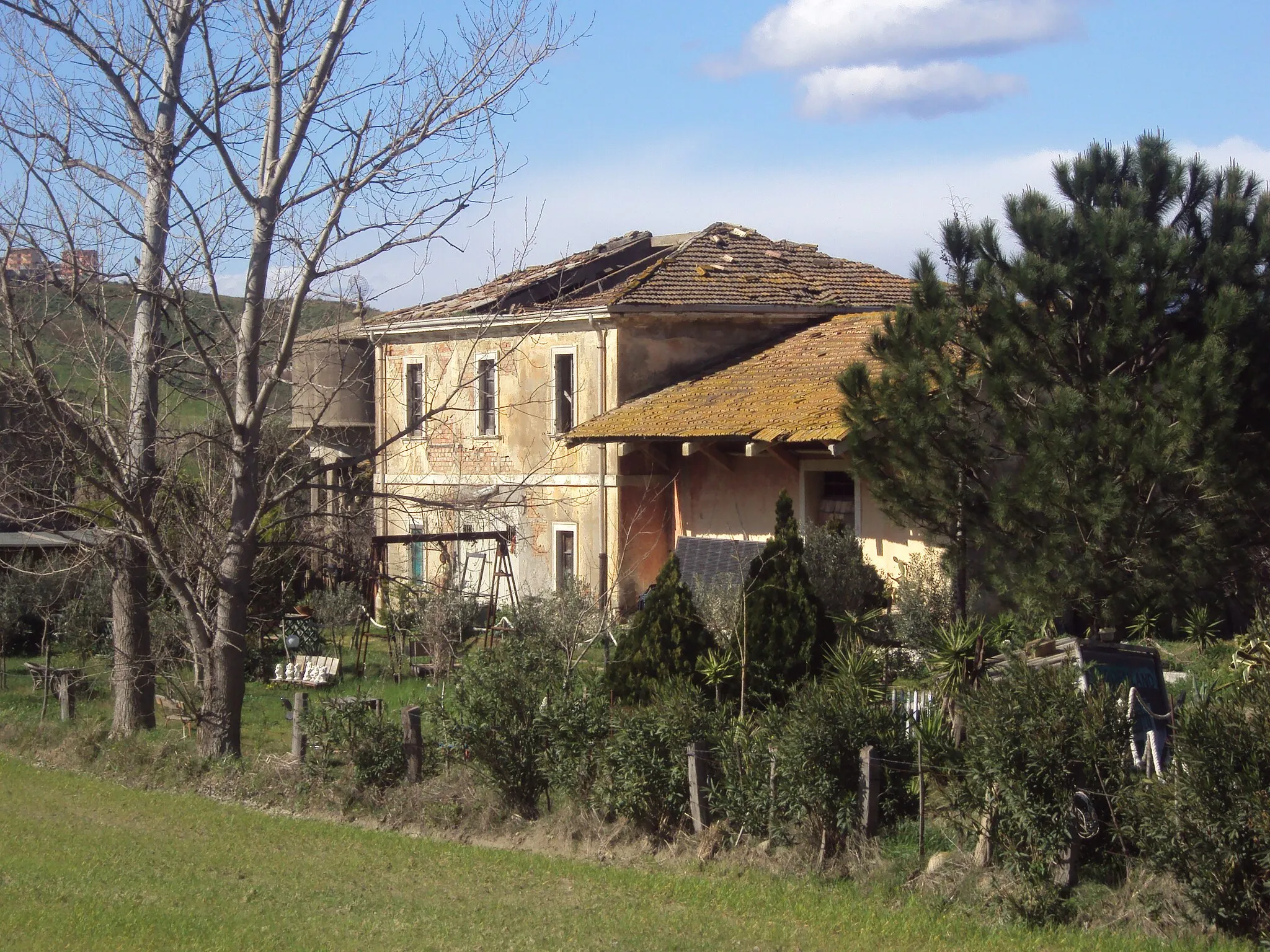Photo showing: La stazione abbandonata di Papanice-Apriglianello,posizionata al km 10 della linea dismessa ex-FCL Crotone - Petilia Policastro, attiva dal 1930 al 1972
