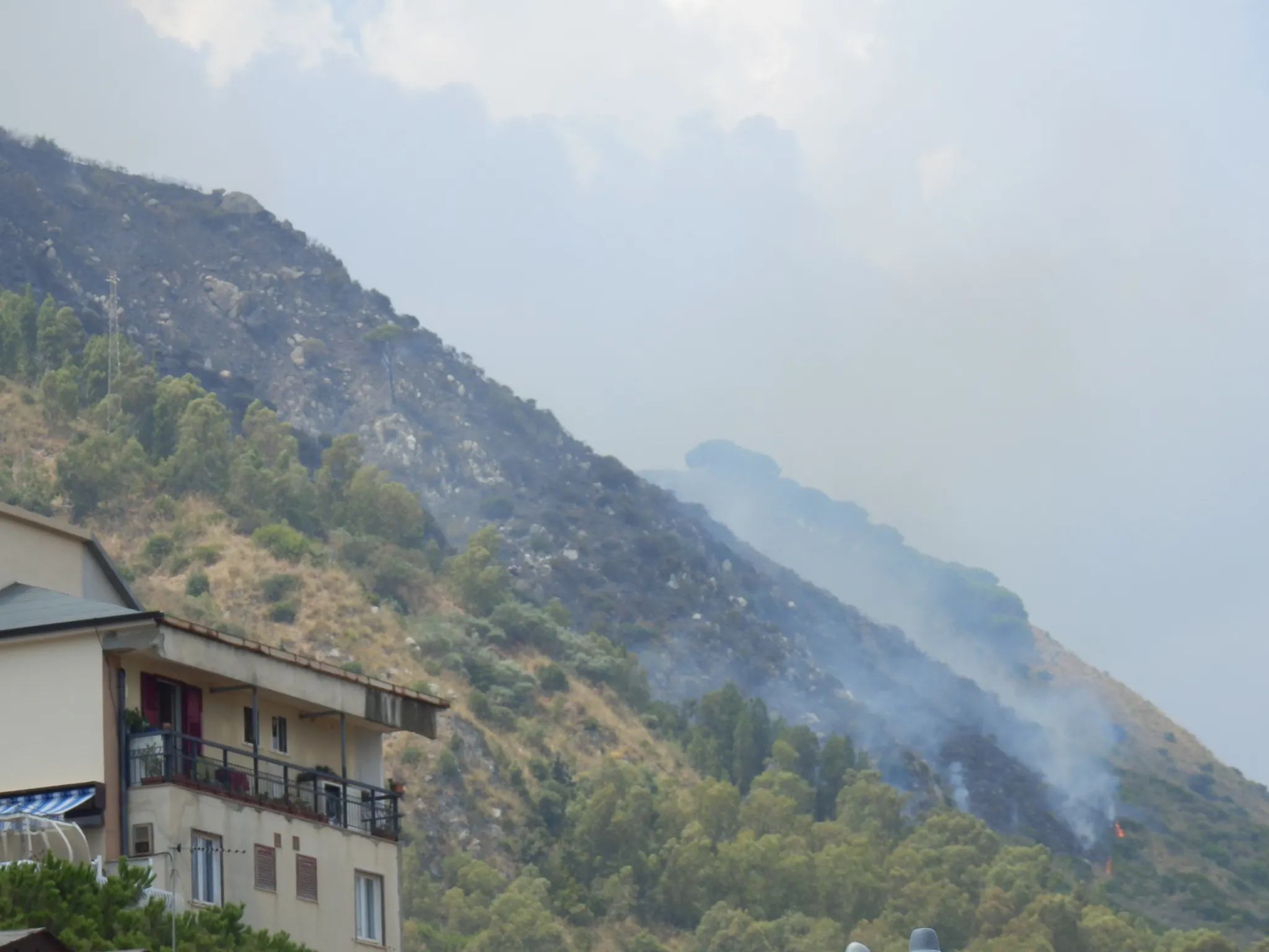 Photo showing: Un incendie sur la partie ouest de la Coscia de Staletti à Copanello Lido le 23 juillet 2015.