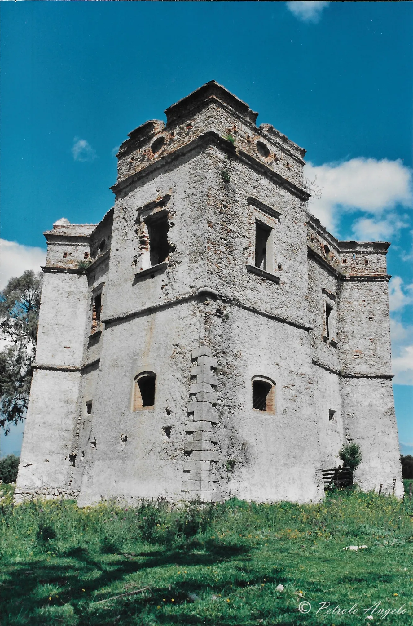 Photo showing: Casino of San Fili view of the bulwark on the sea side.