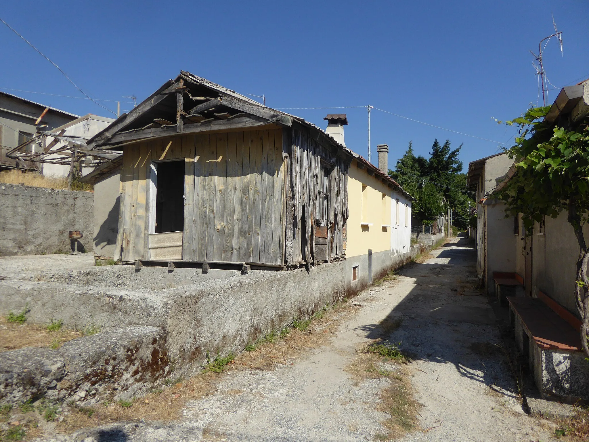 Photo showing: Casa in legno della Ziia creata per gli sfollati degli anni '50 (agosto 2019)